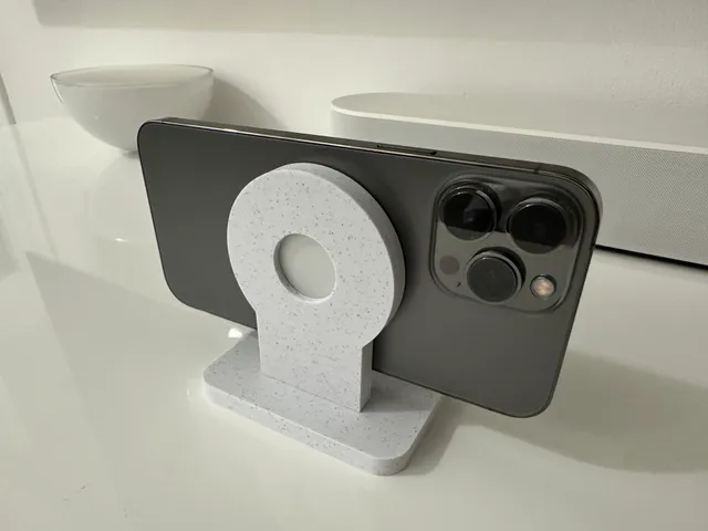 MagSafe iPhone Dock for FaceTime on Apple TV