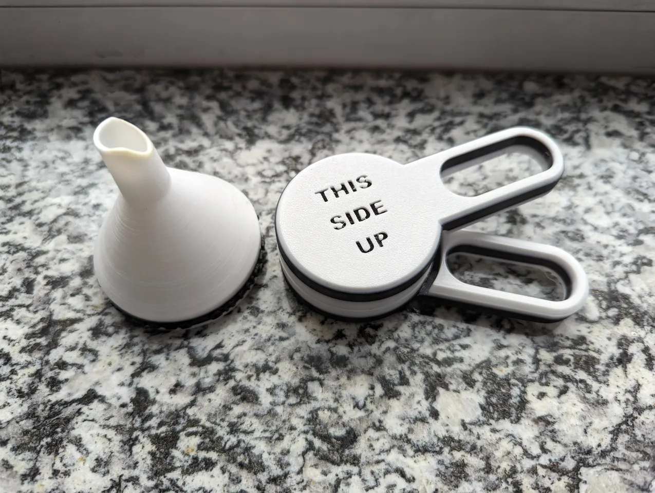 One handed bottle cap opener por coffeeFueledDiy, Descargar modelo STL  gratuito