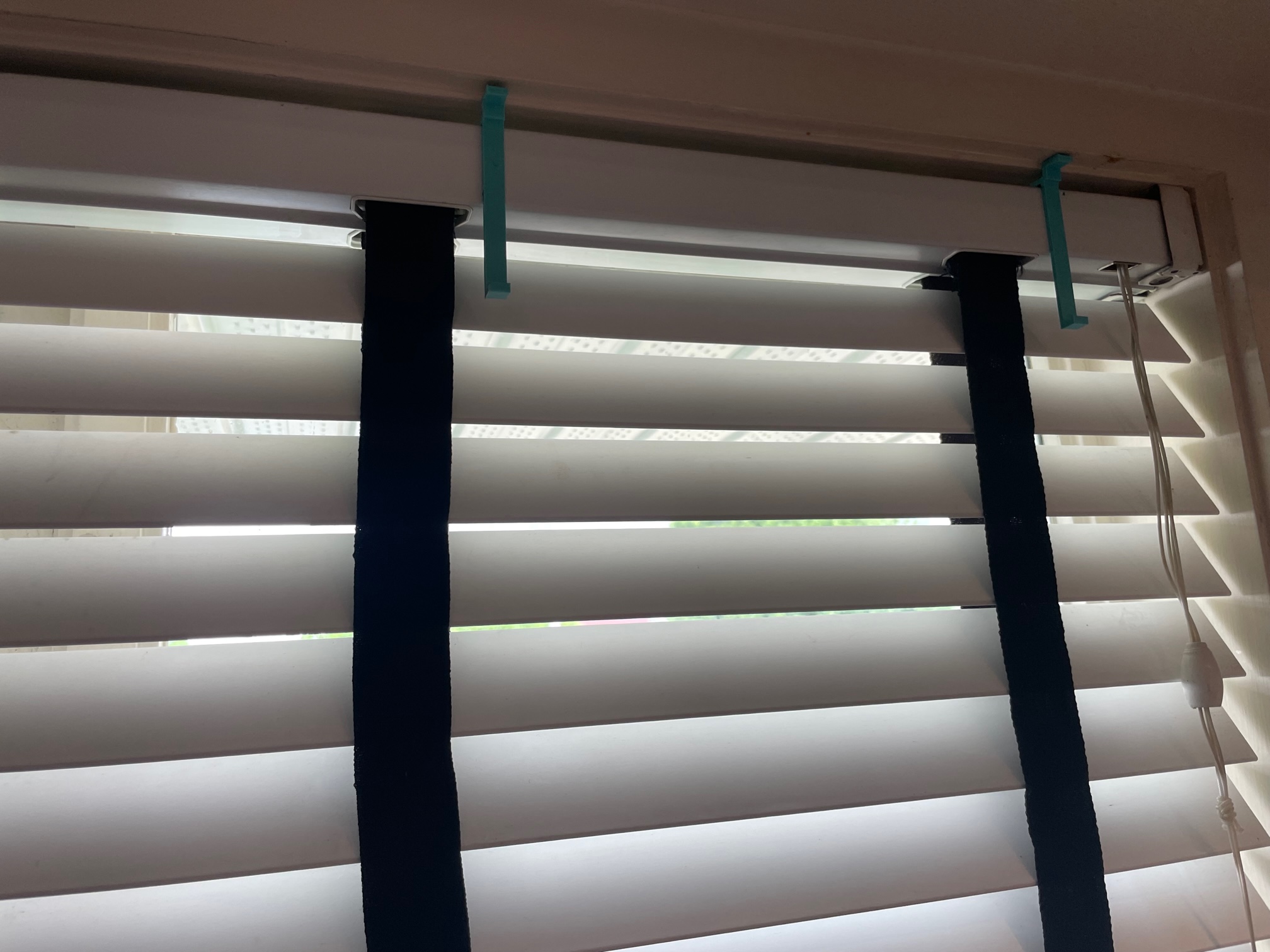 blind snap holder for crown molding