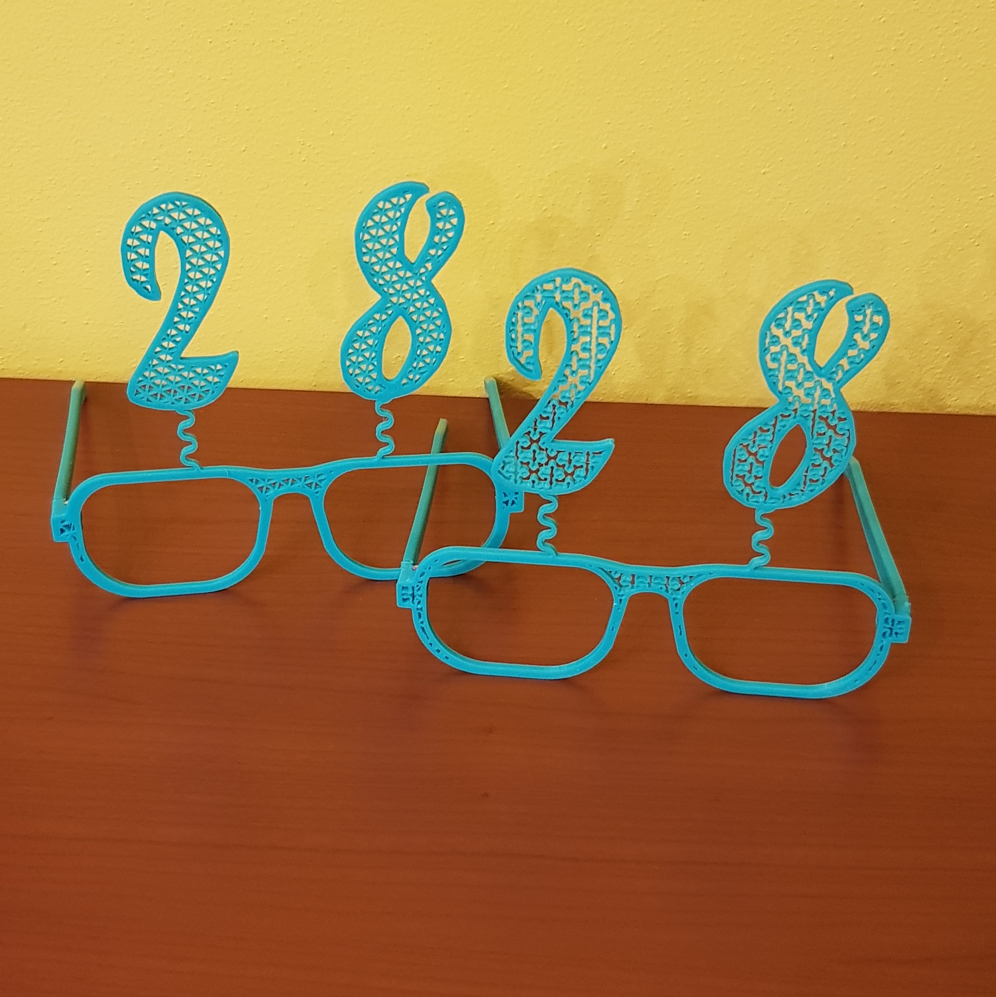 28 Years Happy Birthday Bobbleheands Glasses - Occhiali a molla