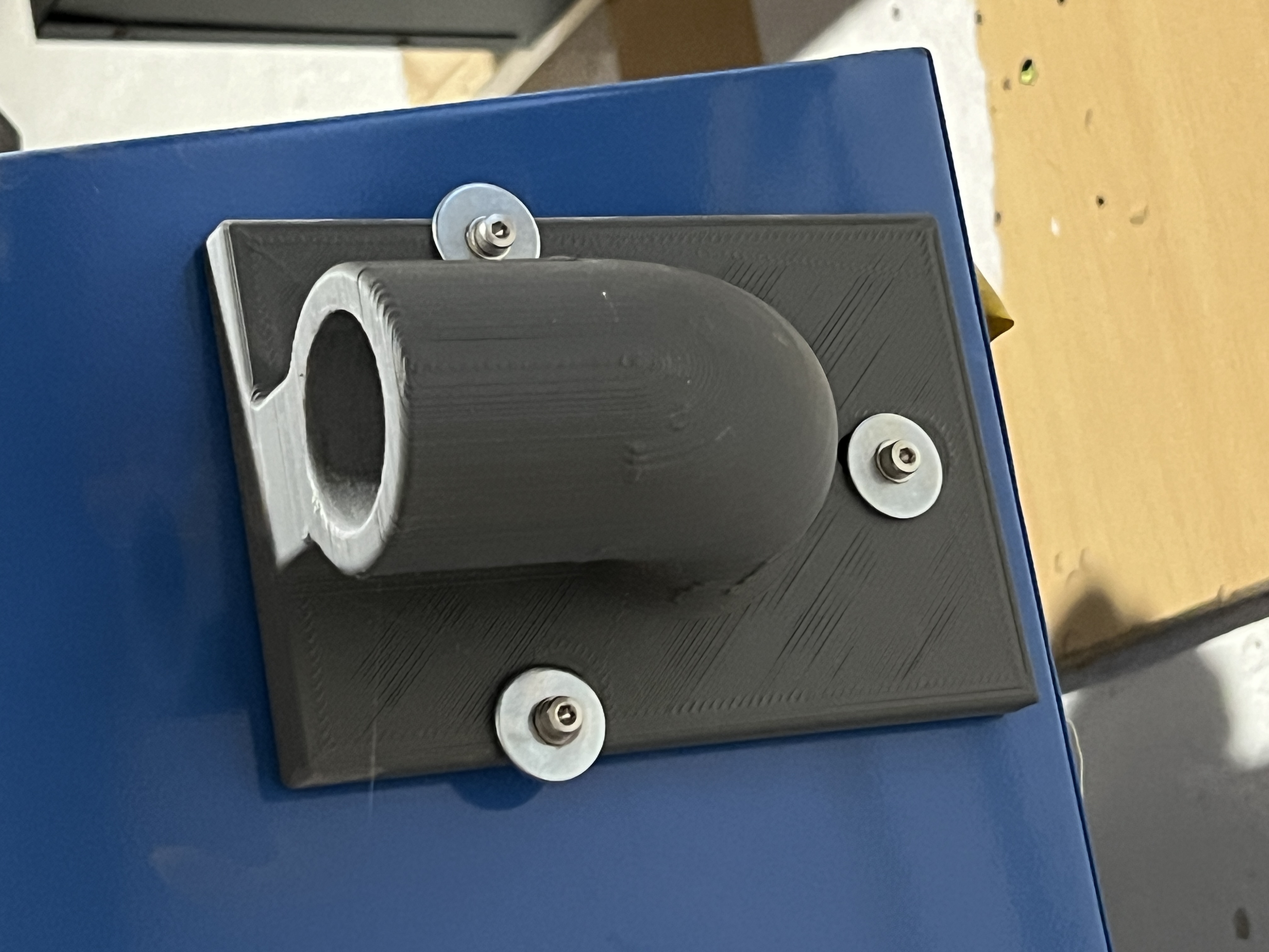 Vacuum connector for sand blaster box