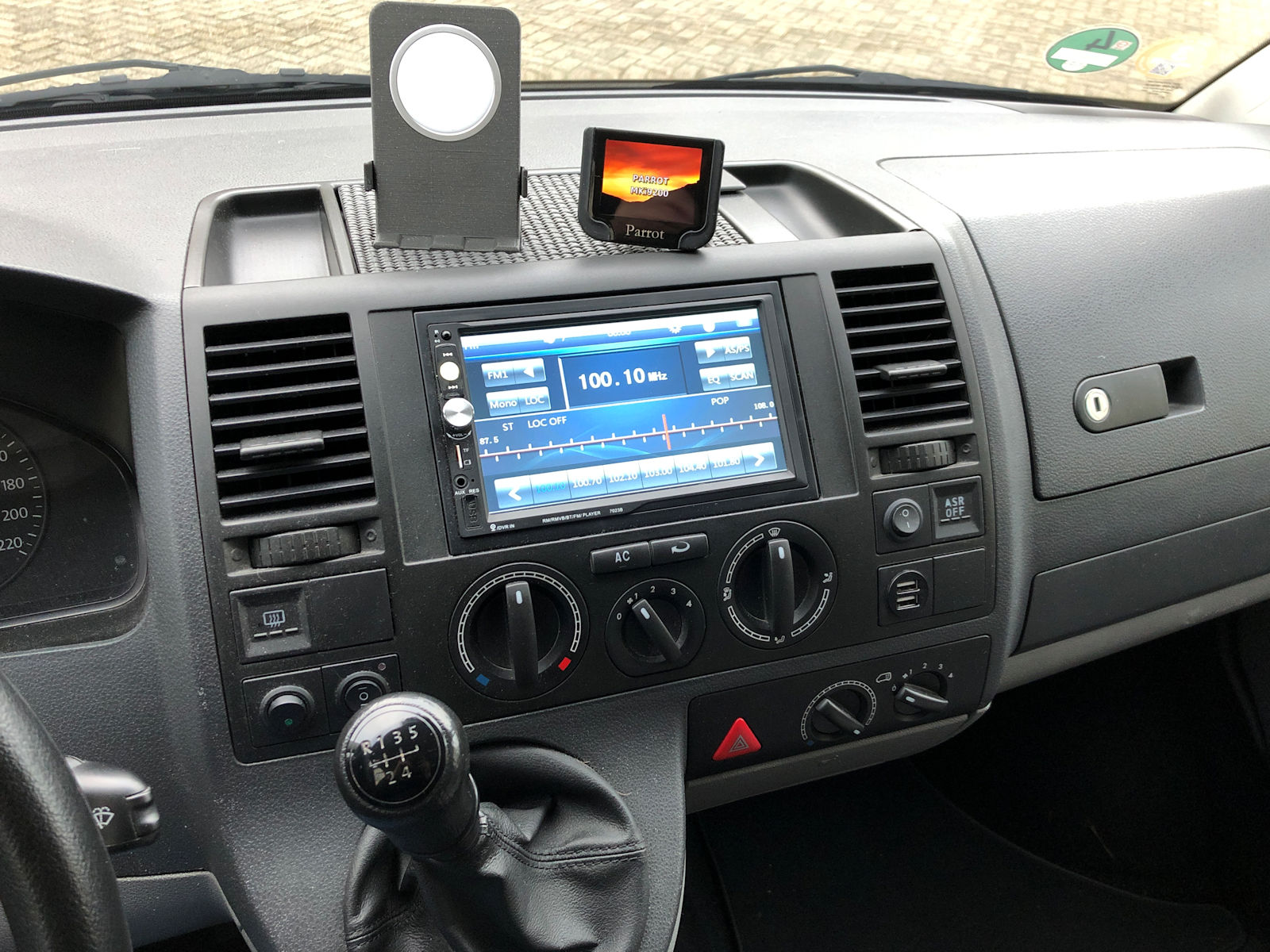 vw-t5-dashboard-iphone-12-pro-holder-with-magsafe-charger-by