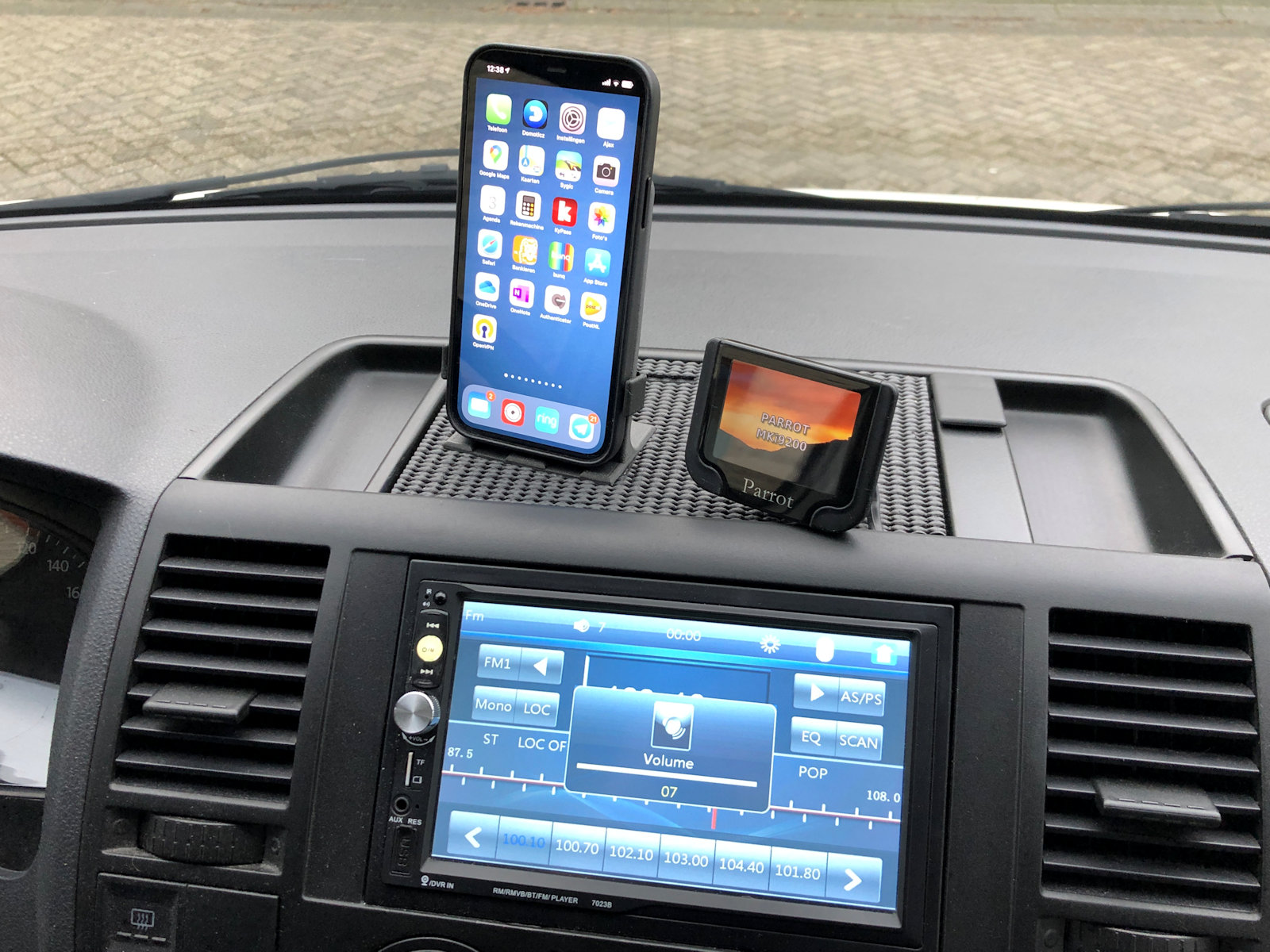 VW T5 Dashboard iPhone 12 Pro holder with MagSafe charger