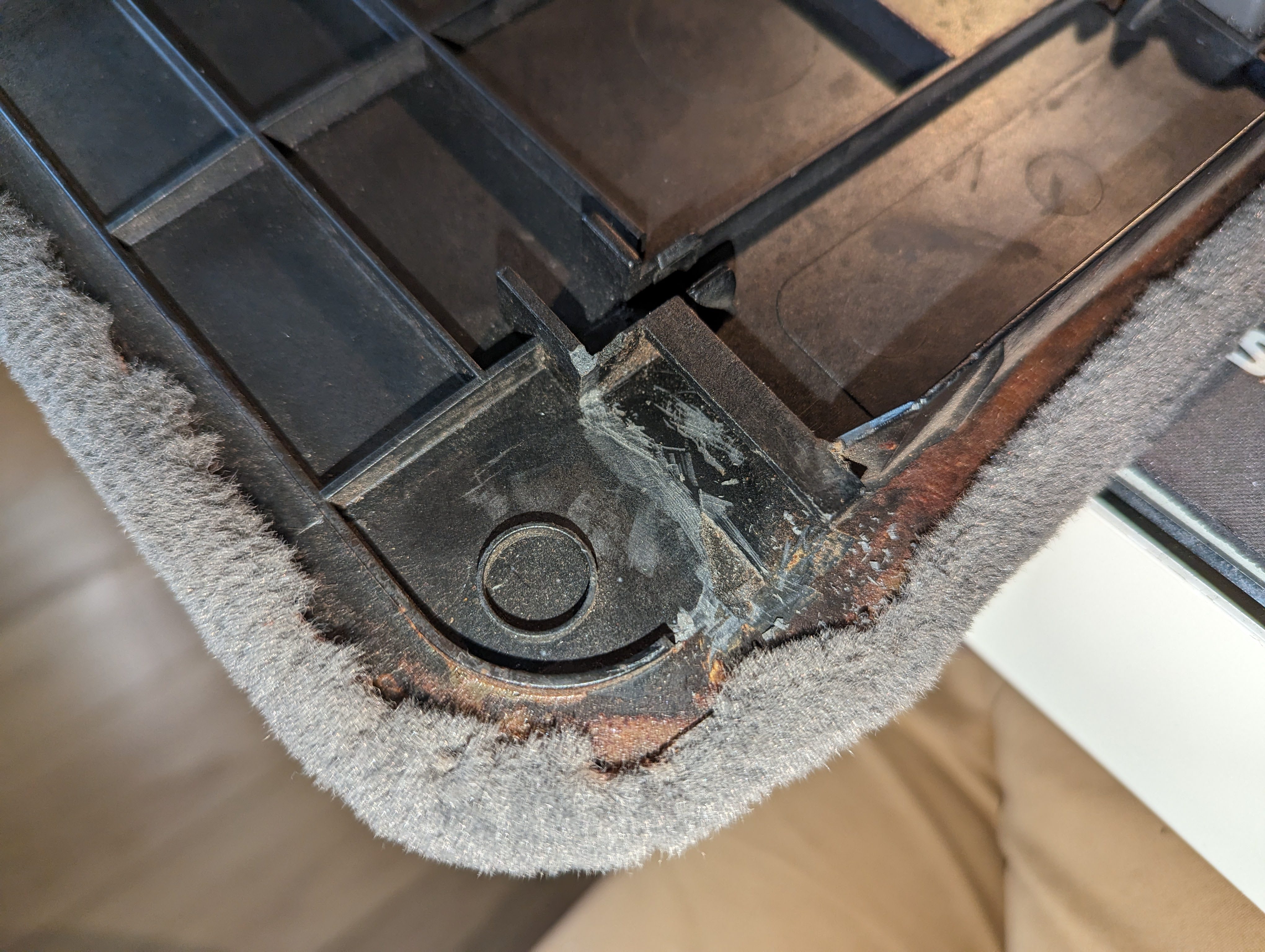 BMW E30 Touring trunk side panel lock repair by Martijn Demeulemeester