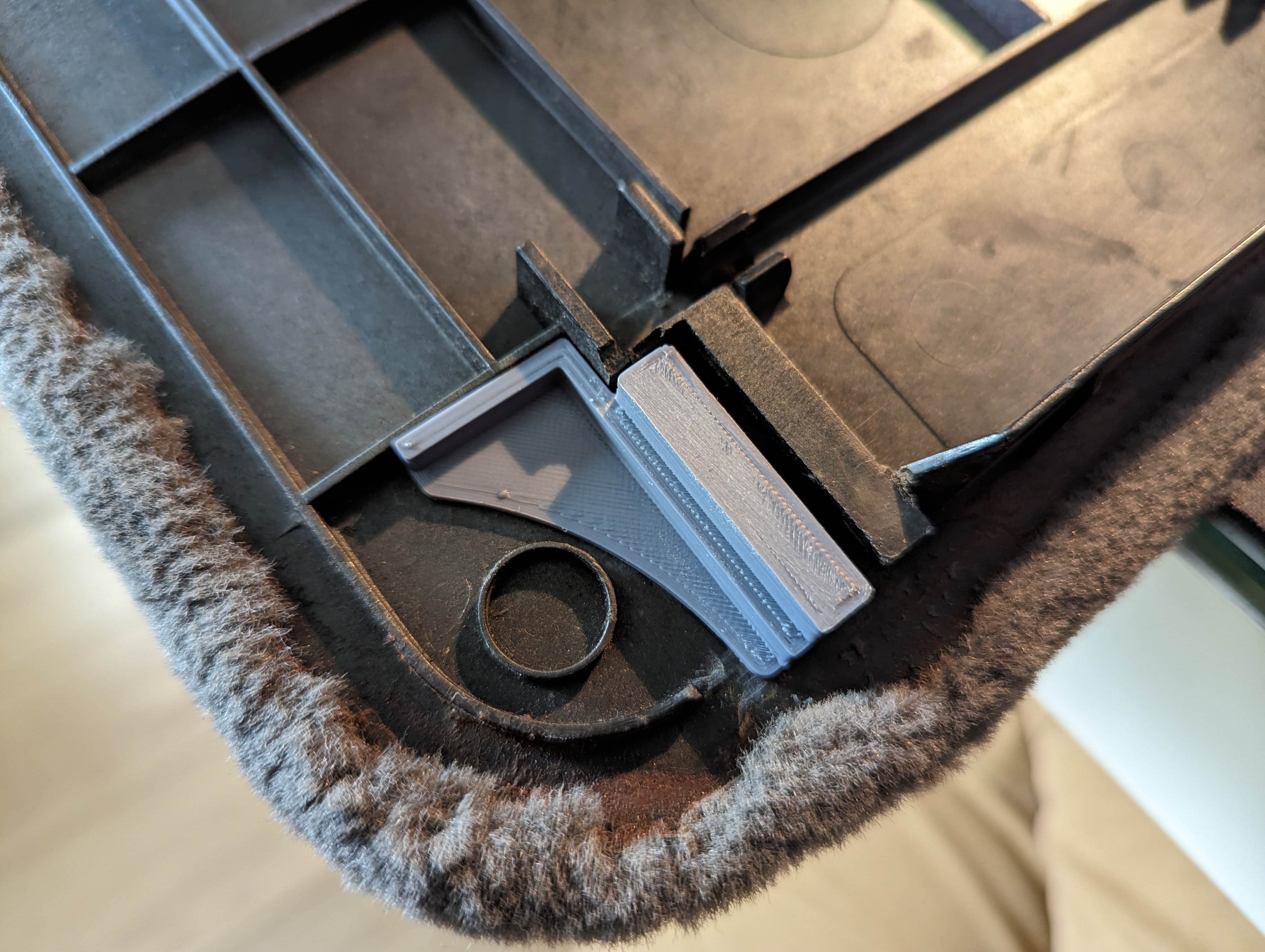 BMW E30 Touring trunk side panel lock repair by Martijn Demeulemeester