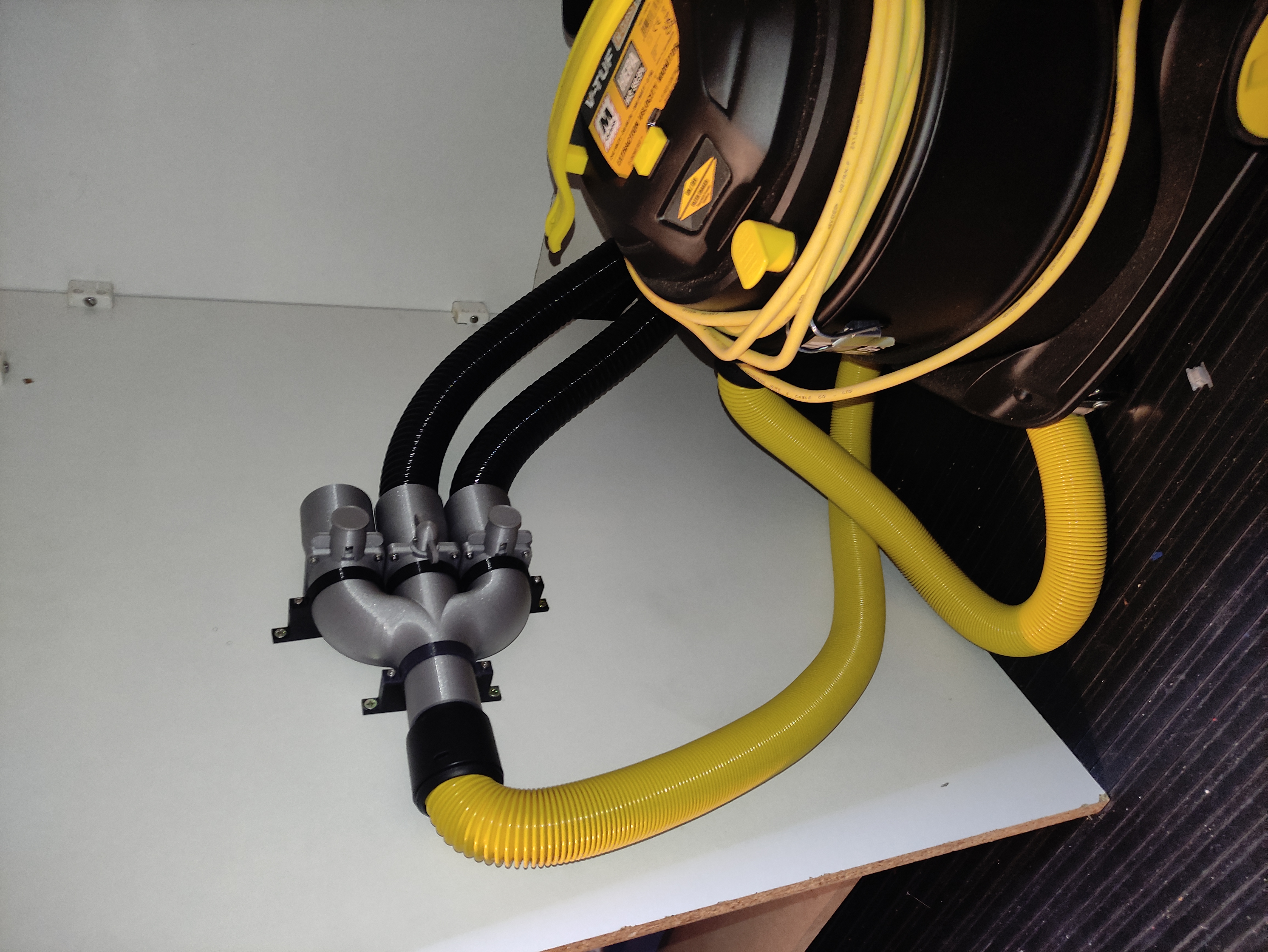 Dust extraction/hoover 3-way valved manifold/splitter