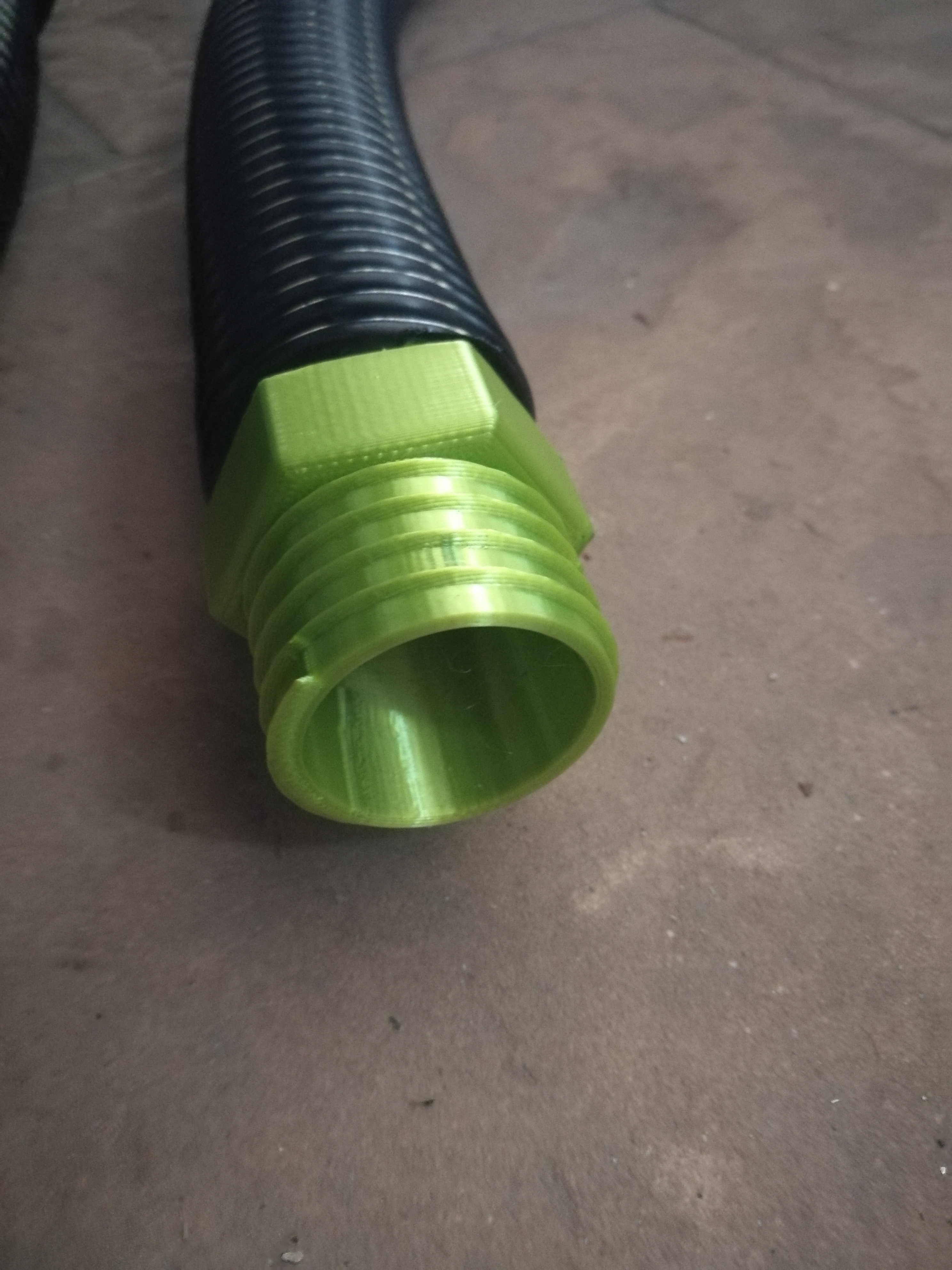 Vacuum hose repair connection with hexagonal stop