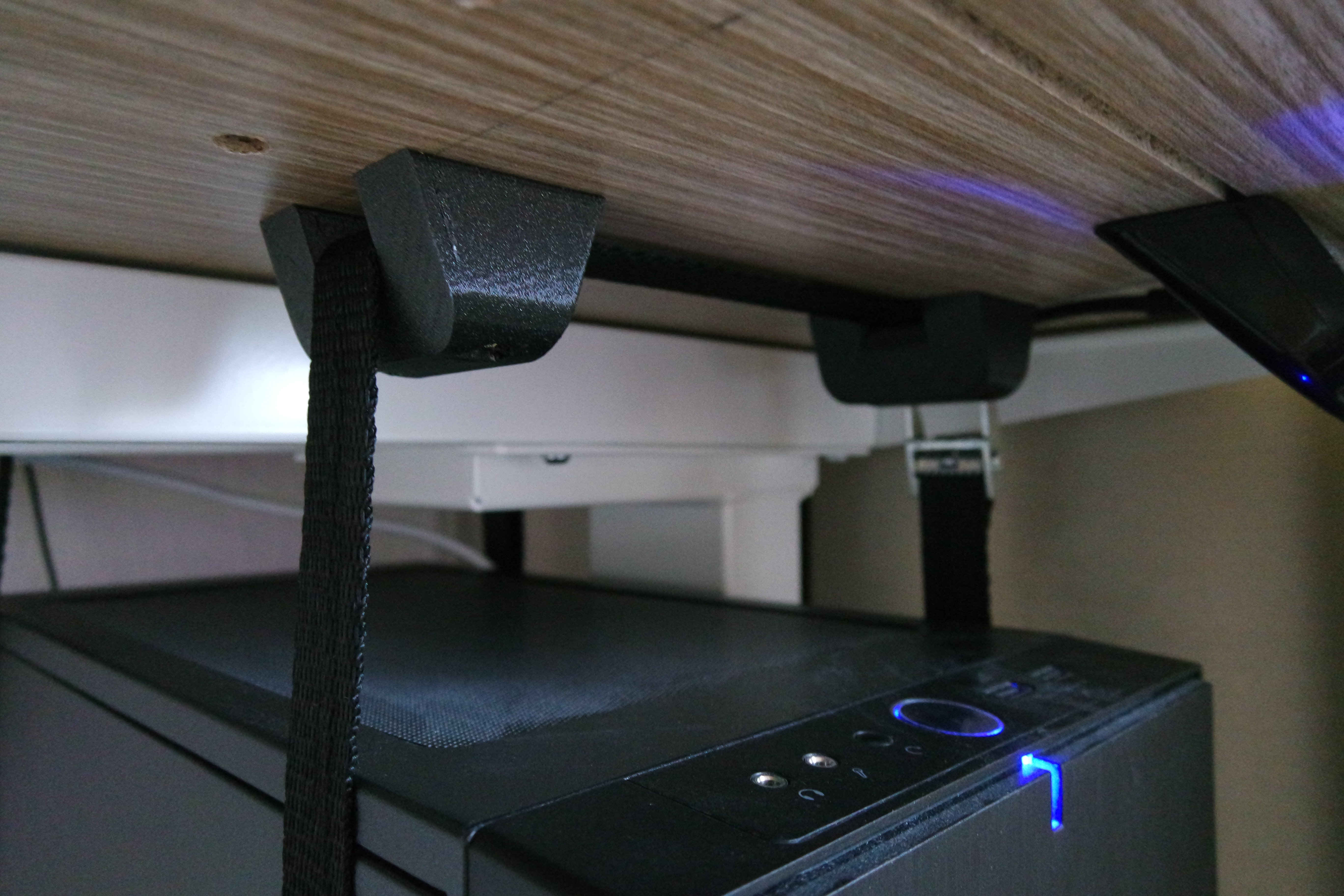 Miniatura 2 do modelo 3D PC CASE HOLDER