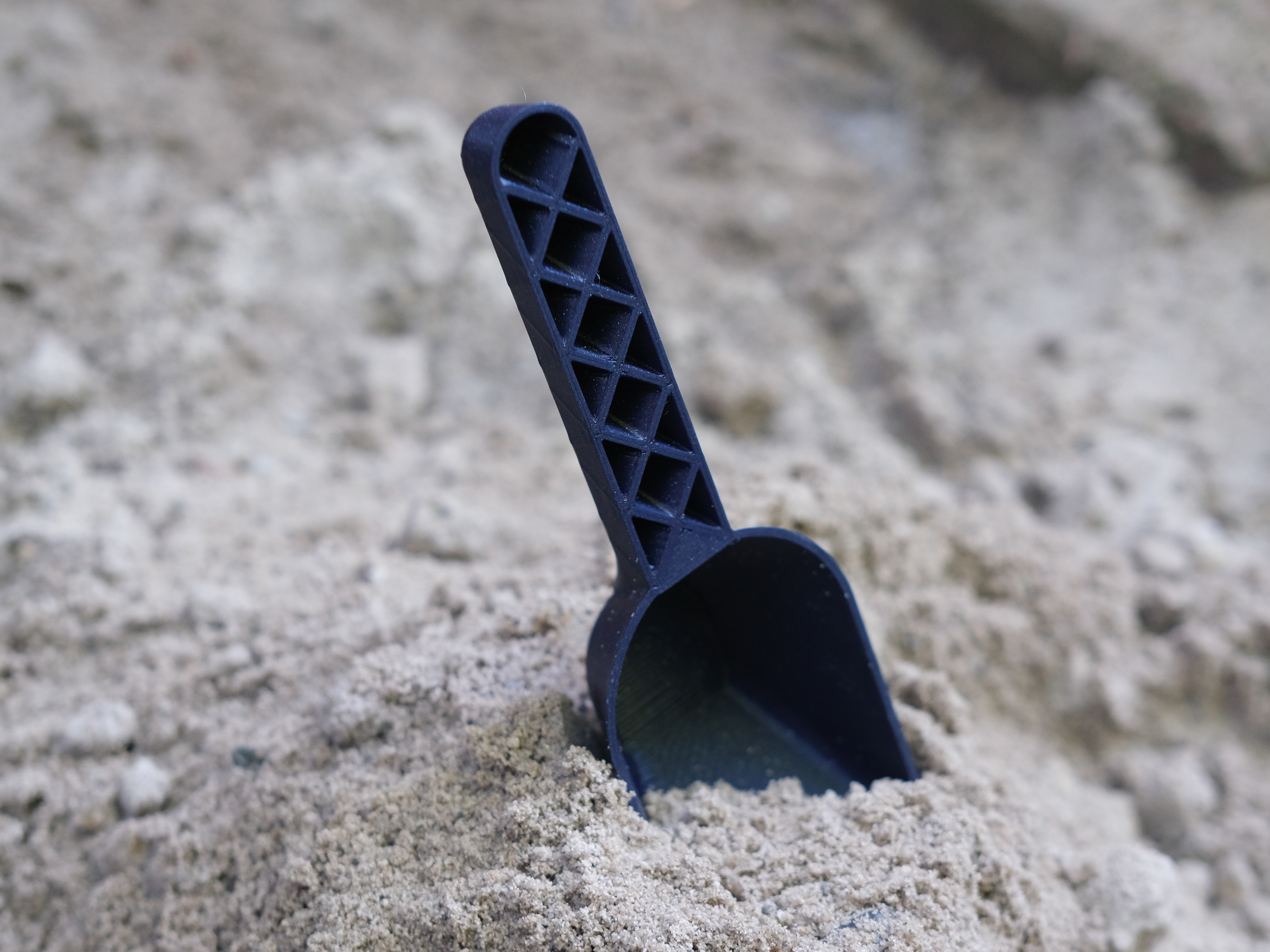 Sand shovel