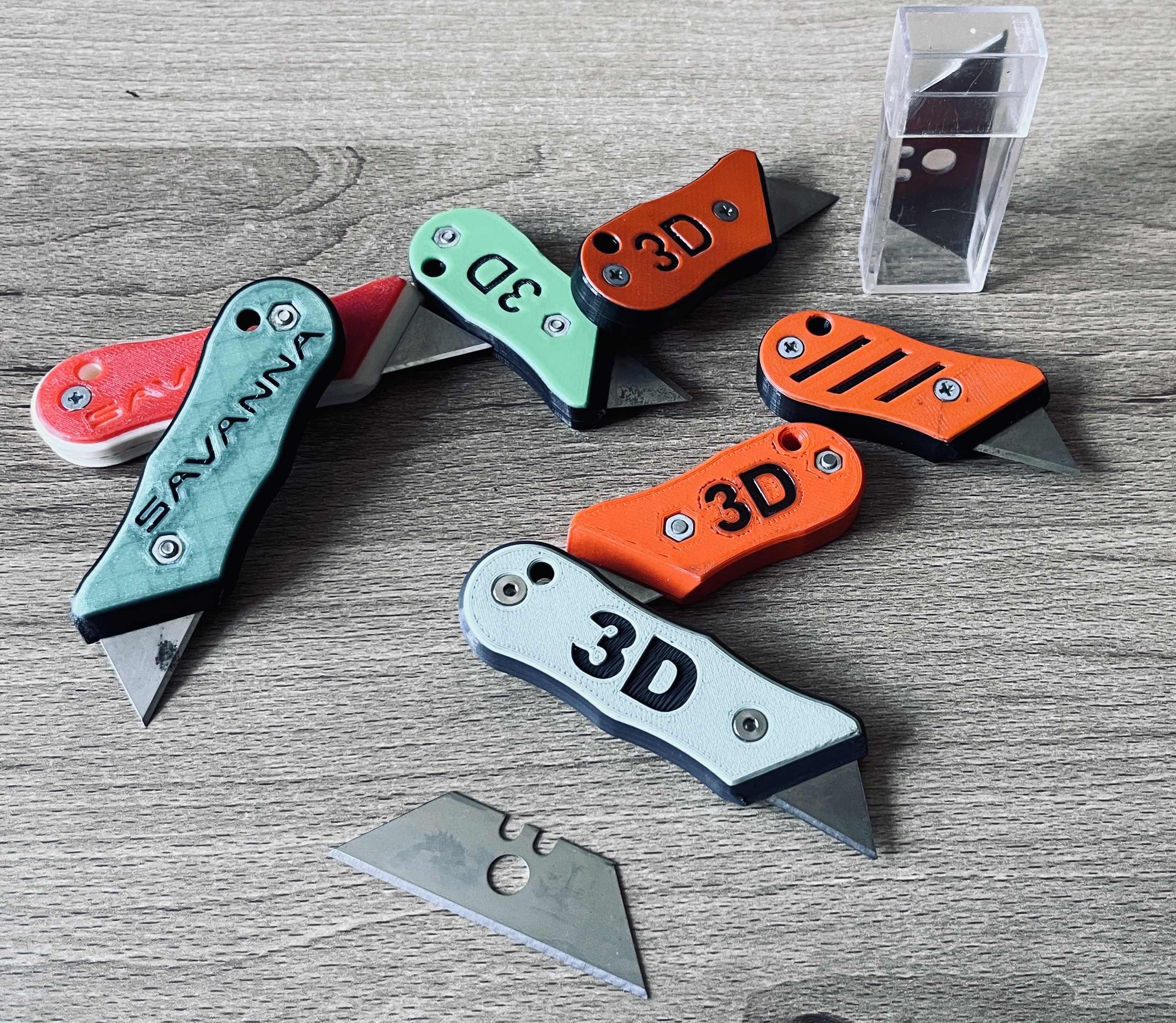 Replaceable razor blade utility knife