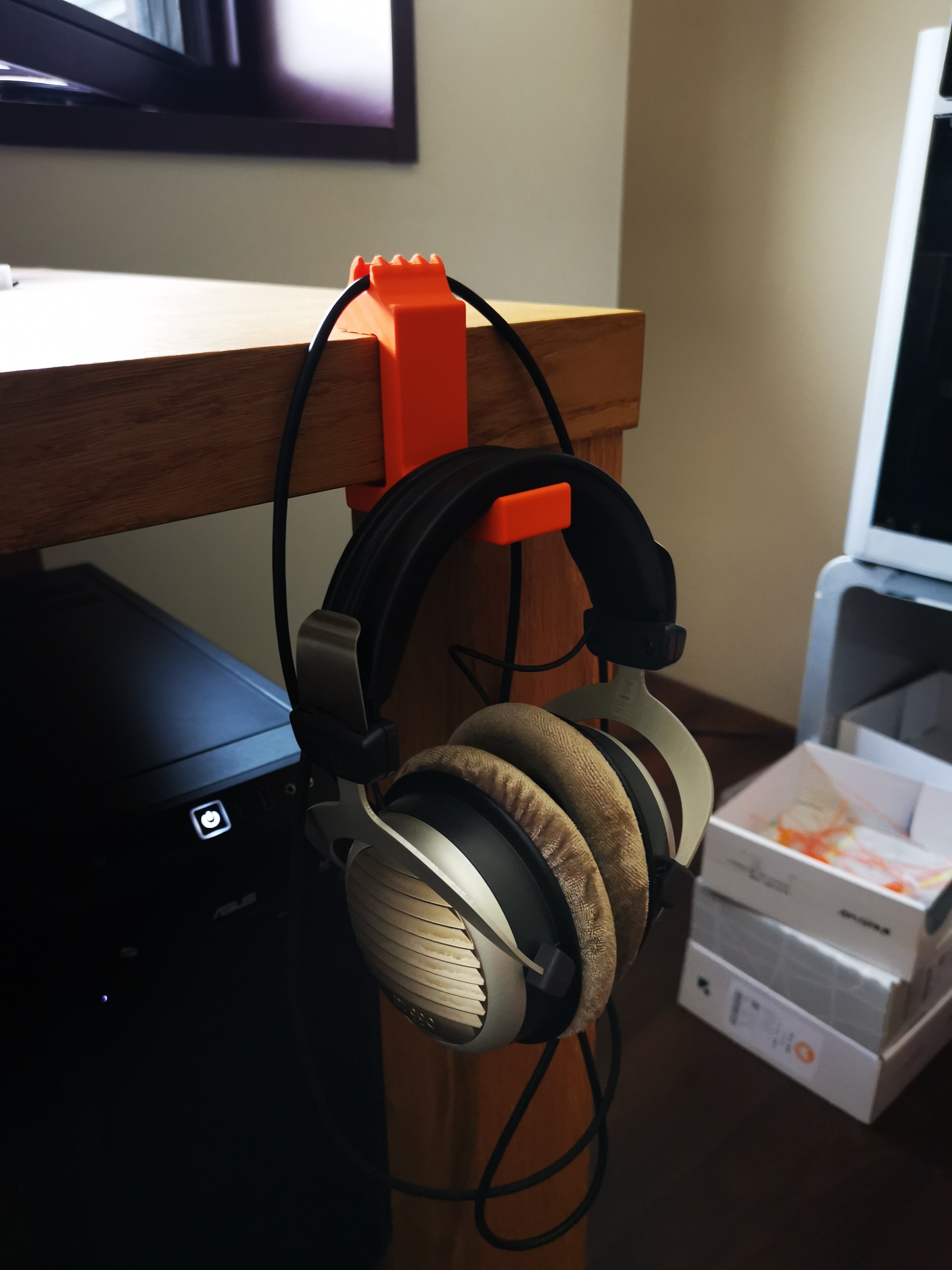 **OUTDATED** Headphone Holder with Cable Guide