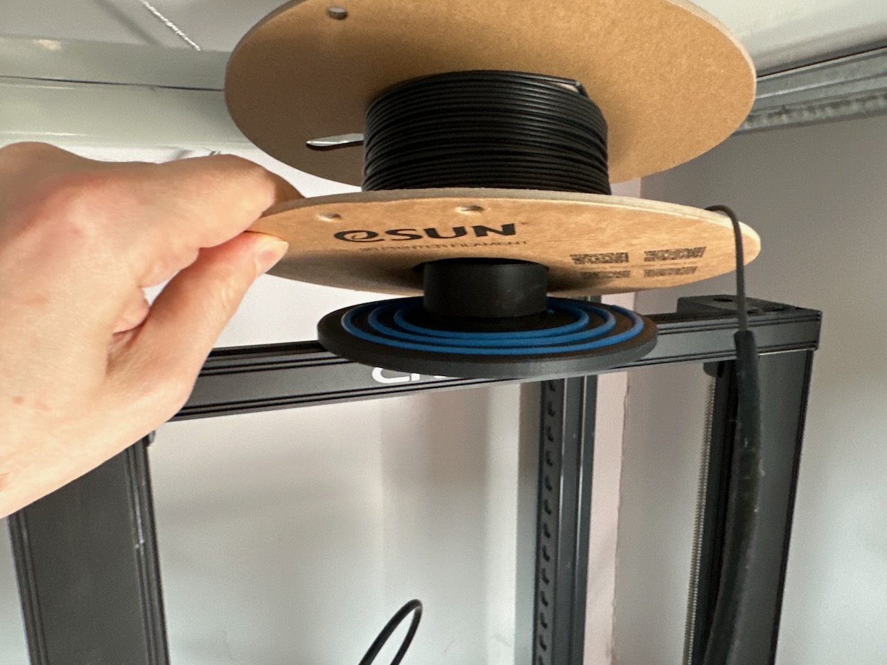 Horizontal filament spool holder