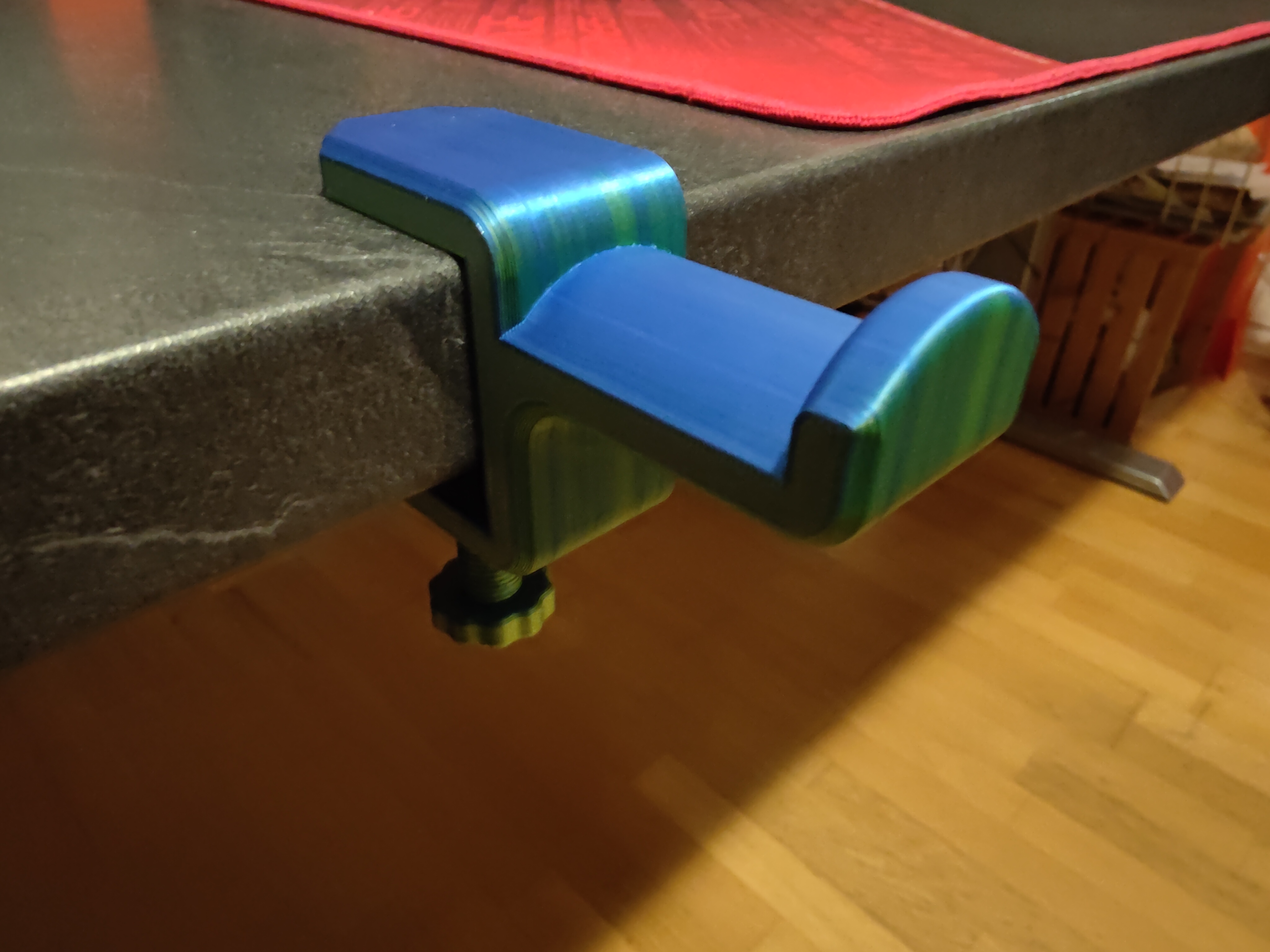 Clampable Parametric Headphone Stand