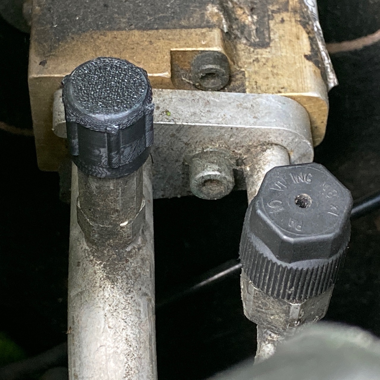 Cap for car aircondition refill valve, low pressure side