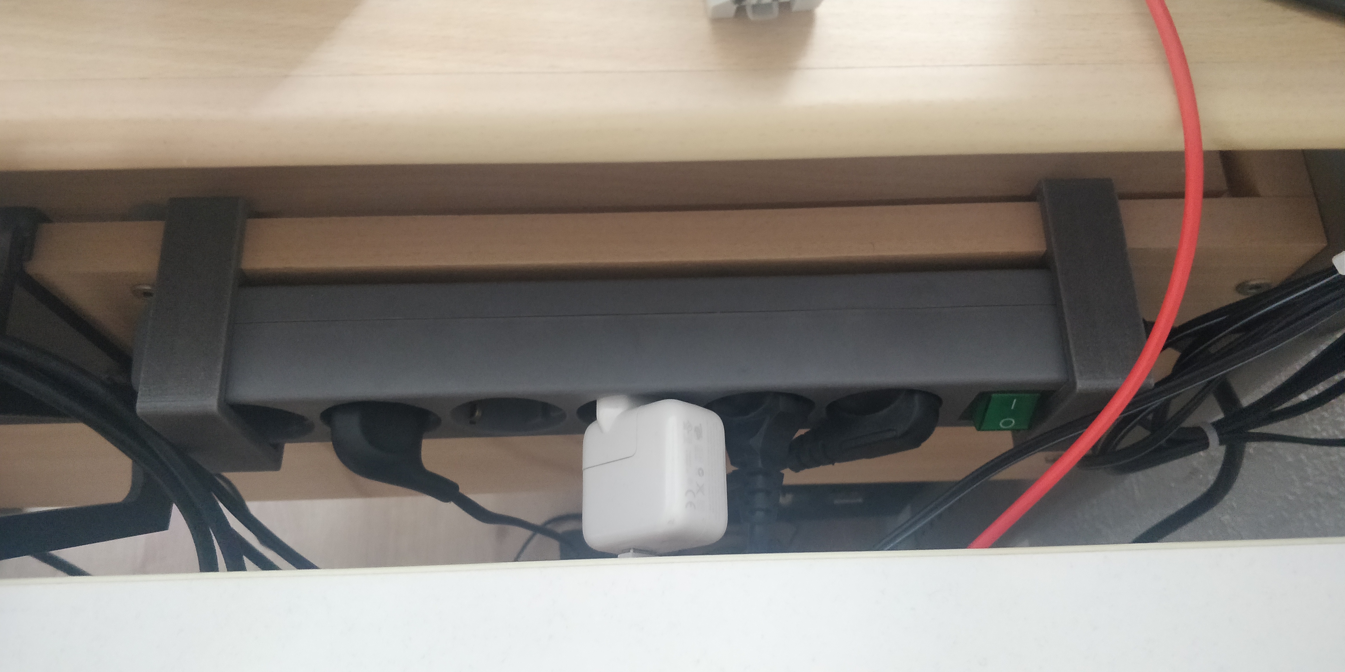 power strip clamp / Steckerleiste Klammer