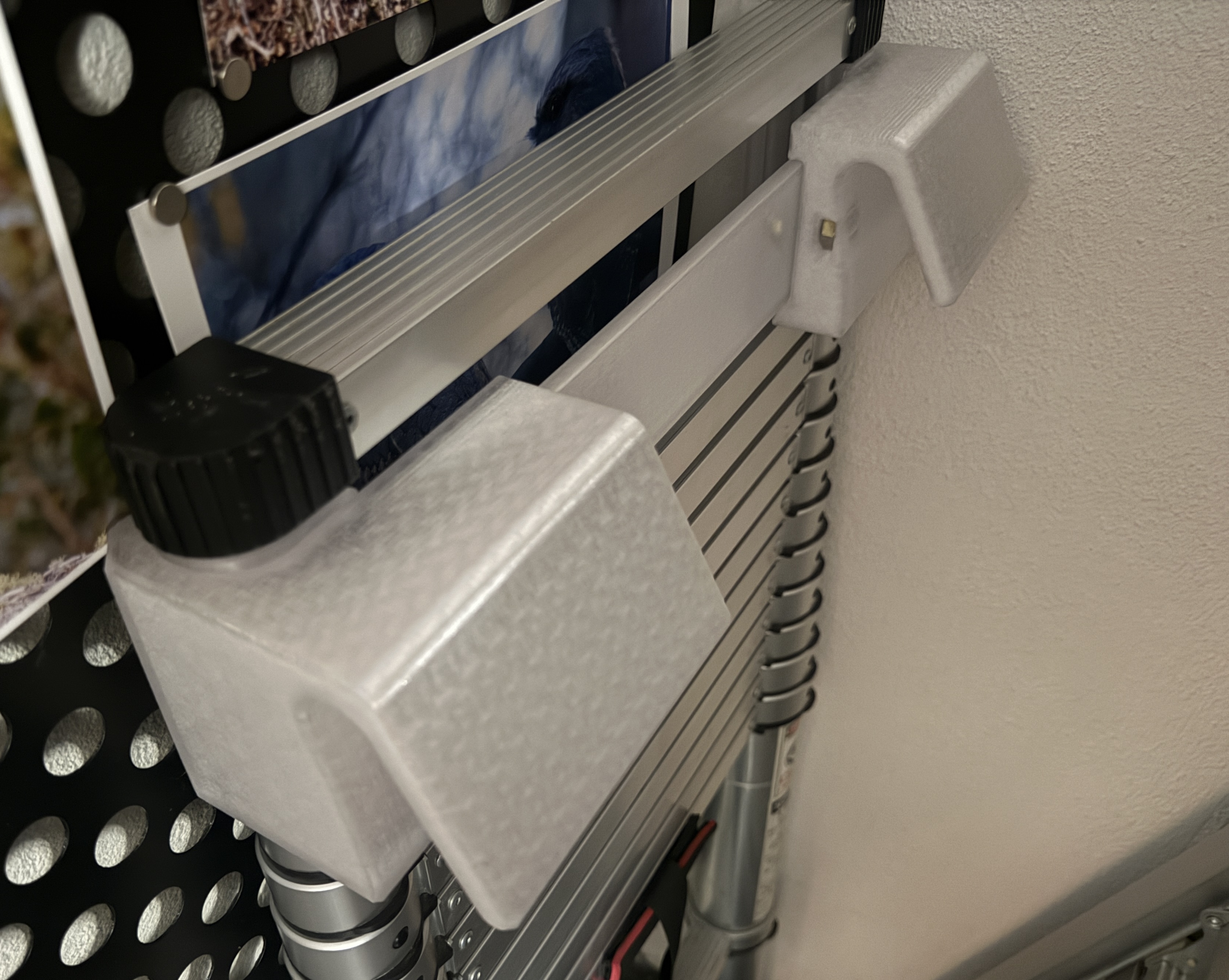 Safety hook and gutter guard for 3.9m telescopic ladder