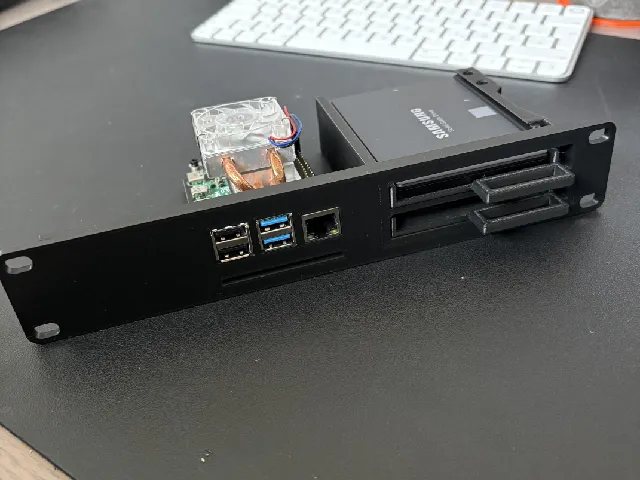 Raspberry Pi4 NAS 10-inch server rack plate
