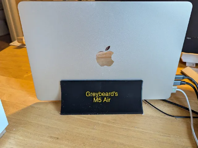 M5 Air Stand - Clamshell mode