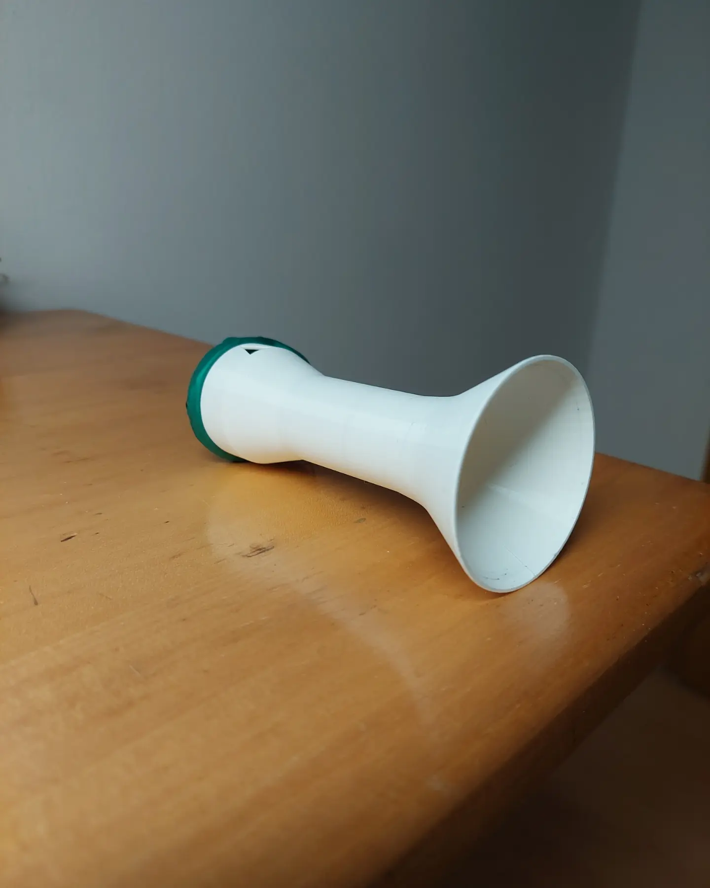 One piece horn