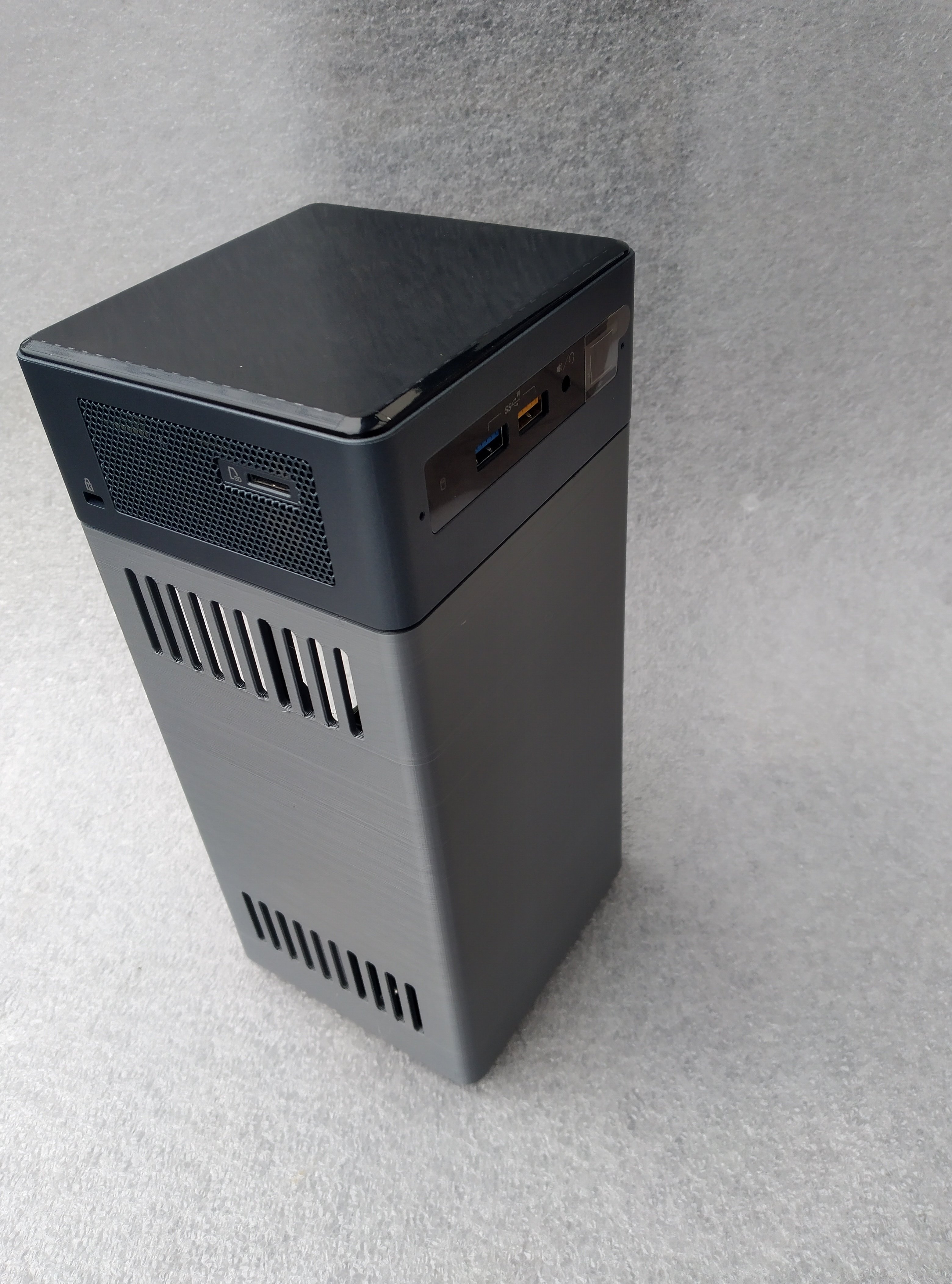 Intel NUC (gen8) 3.5" HDD and battery case