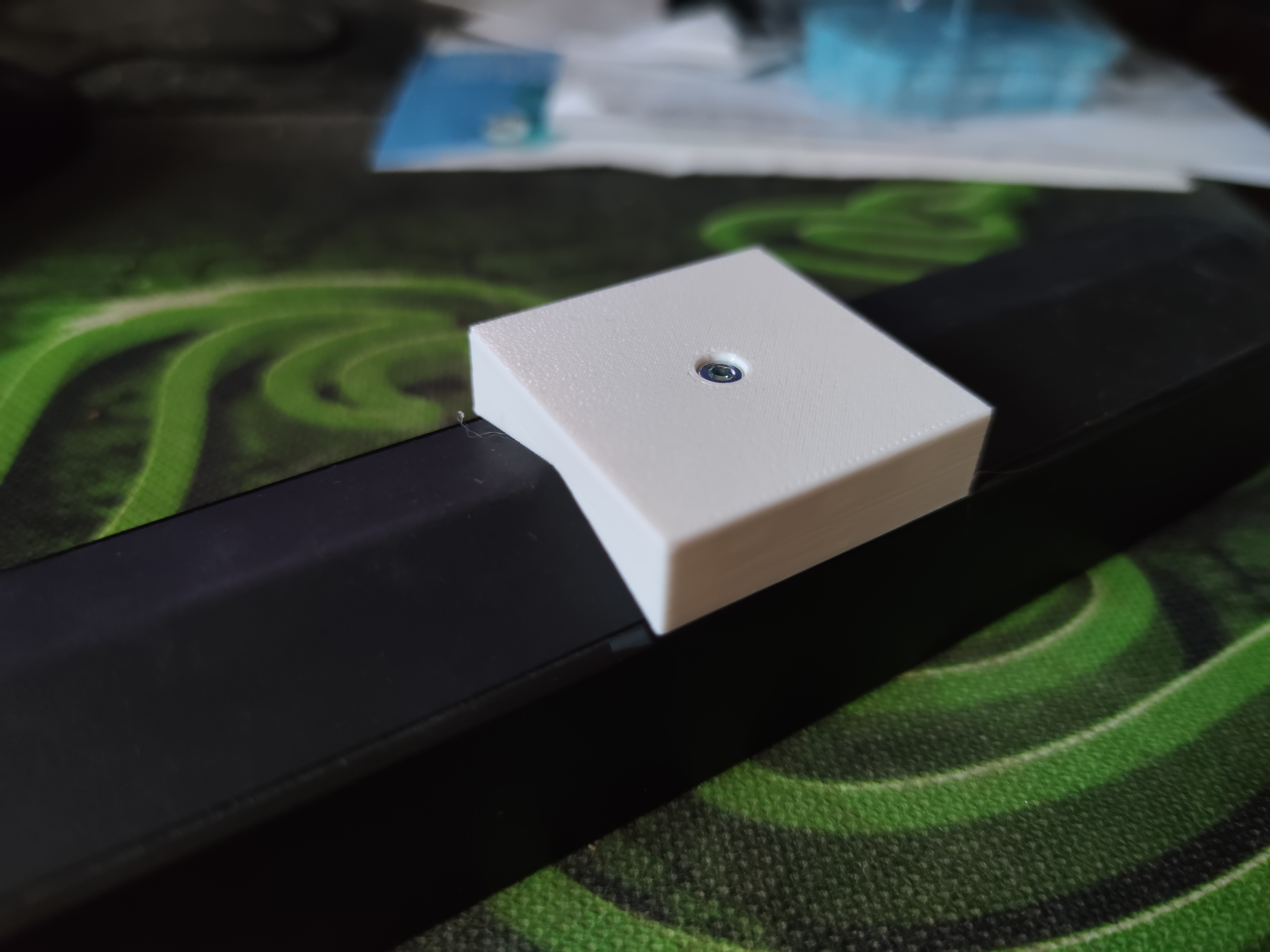 A flat(ish) holder for Phillips HUE-Lightbar