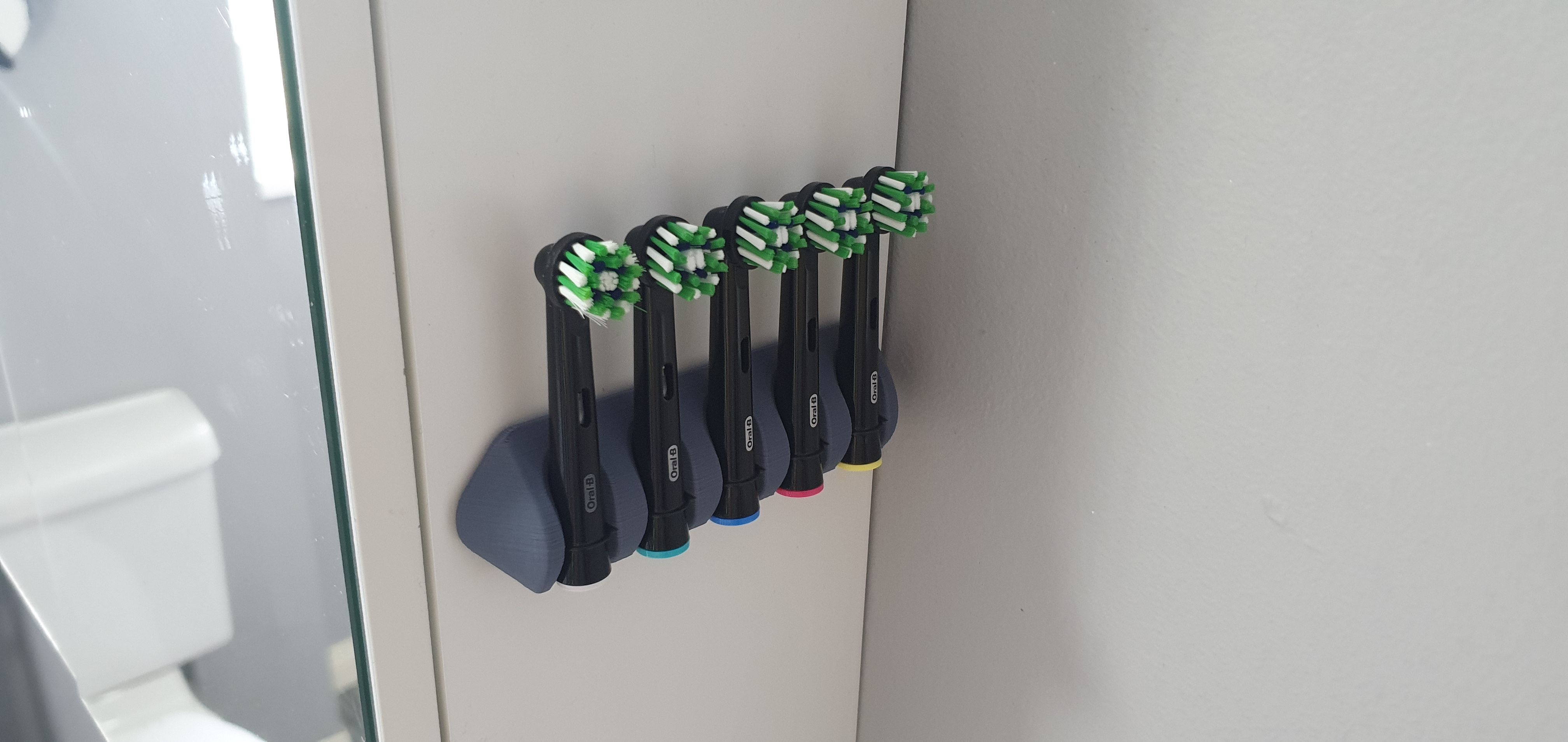 Braun OralB Toothbrush head holder by Oskaras Spalvys Download free