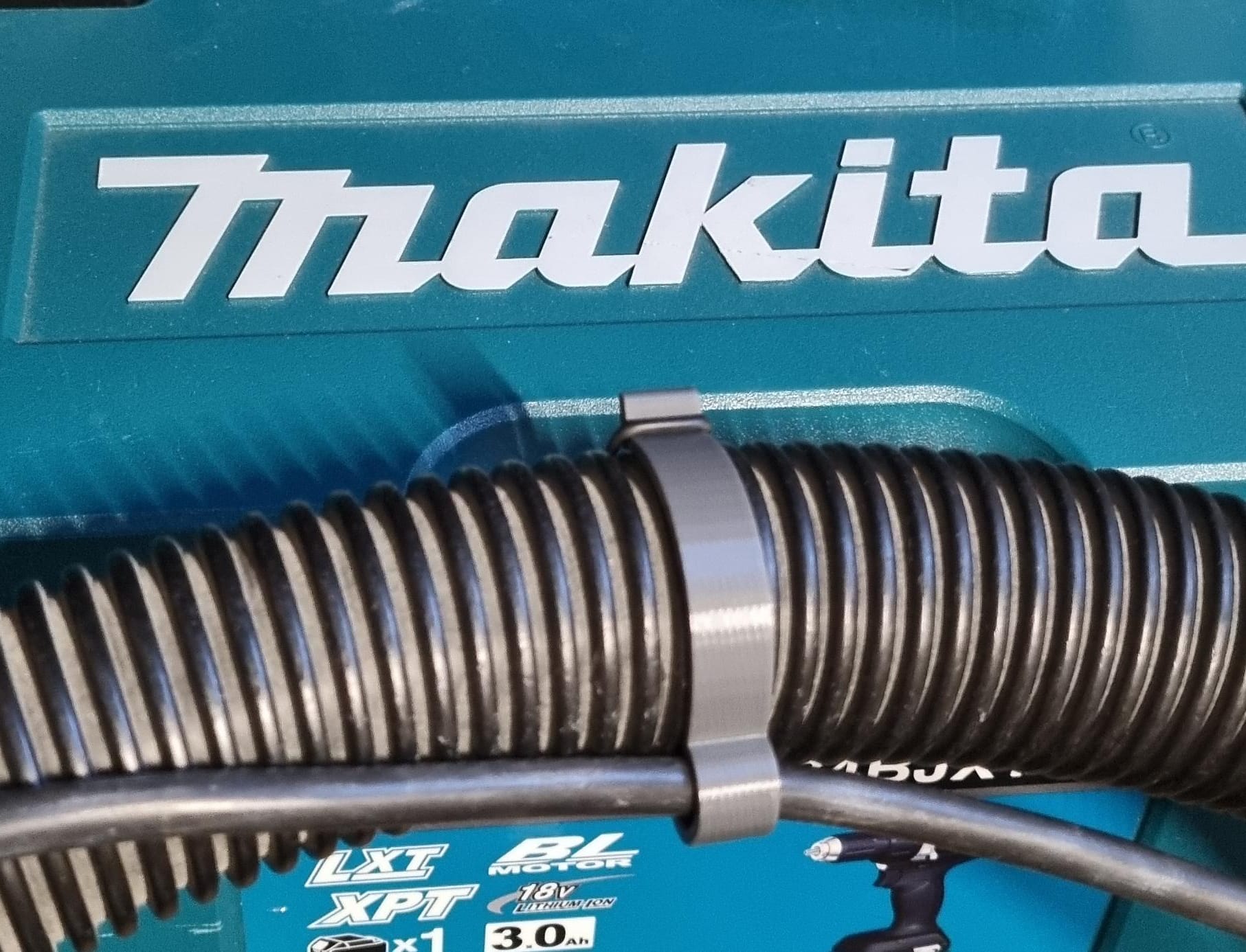 Kabelklemme für Staubsaugerschlauch Vacuum hose cable clip by Otty