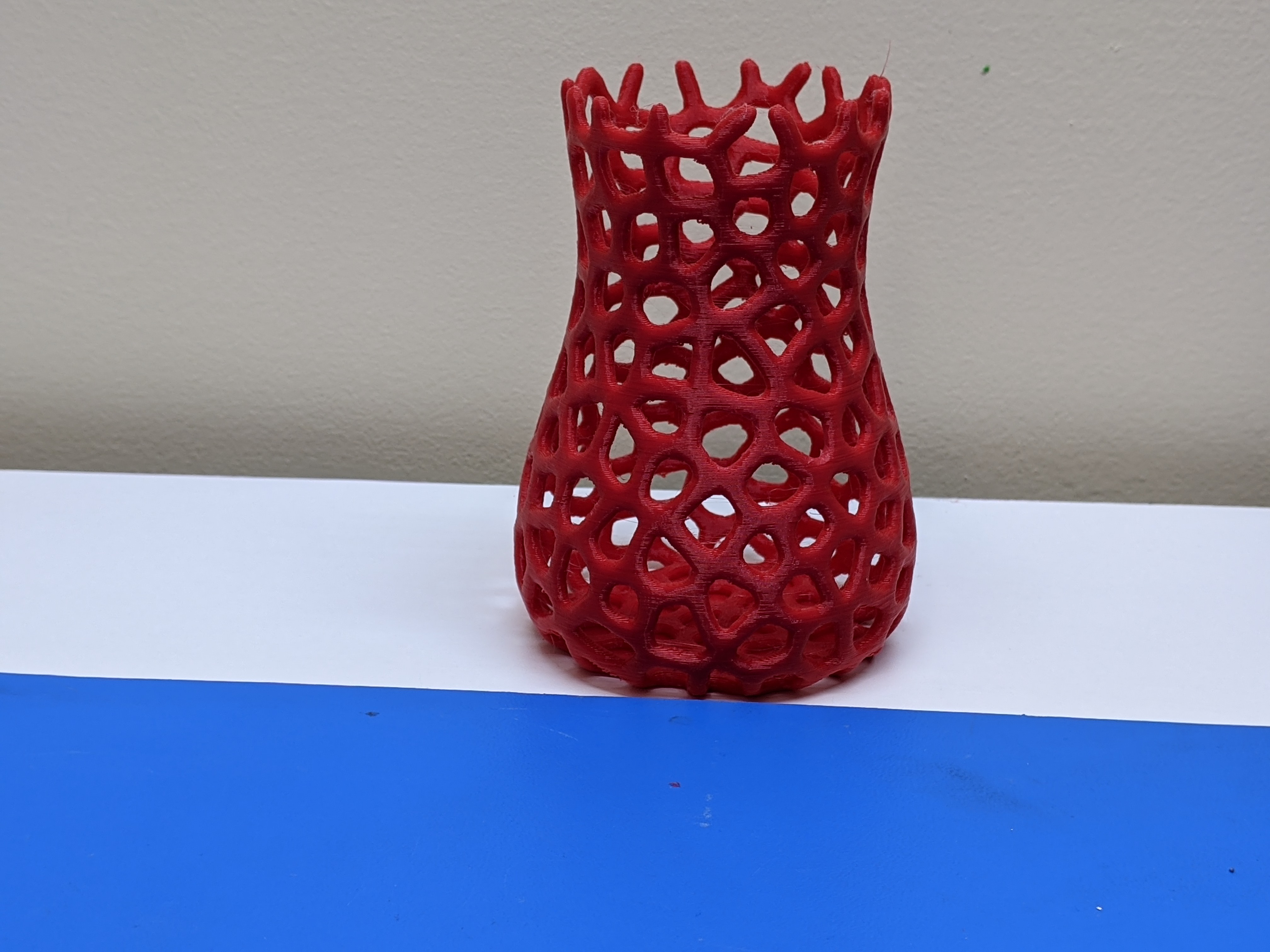 Vase-like pen/pencil holder With Voronoi pattern
