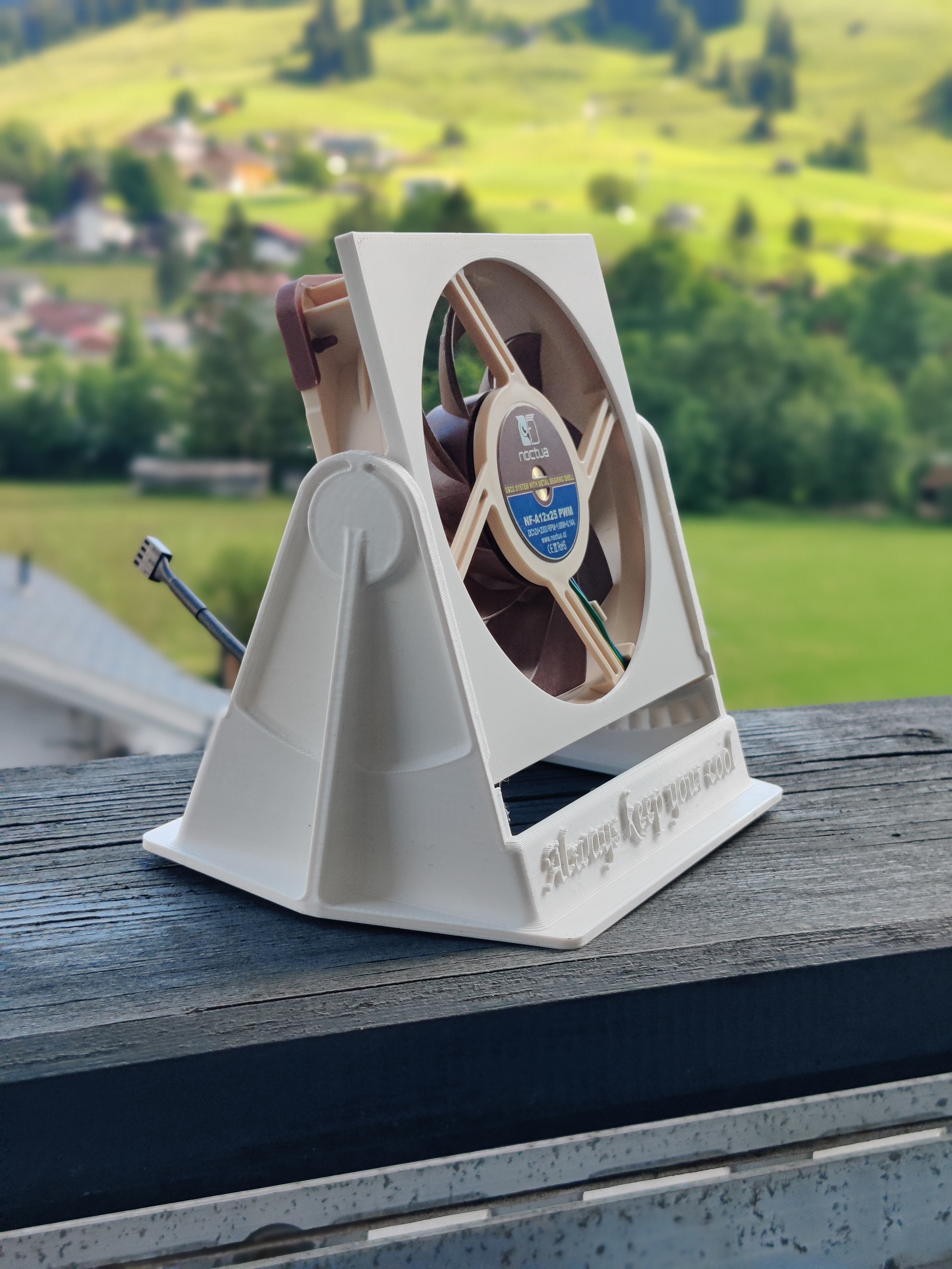 Adjustable Perfect Desktop Fan Stand (for 120 and 140mm fans)