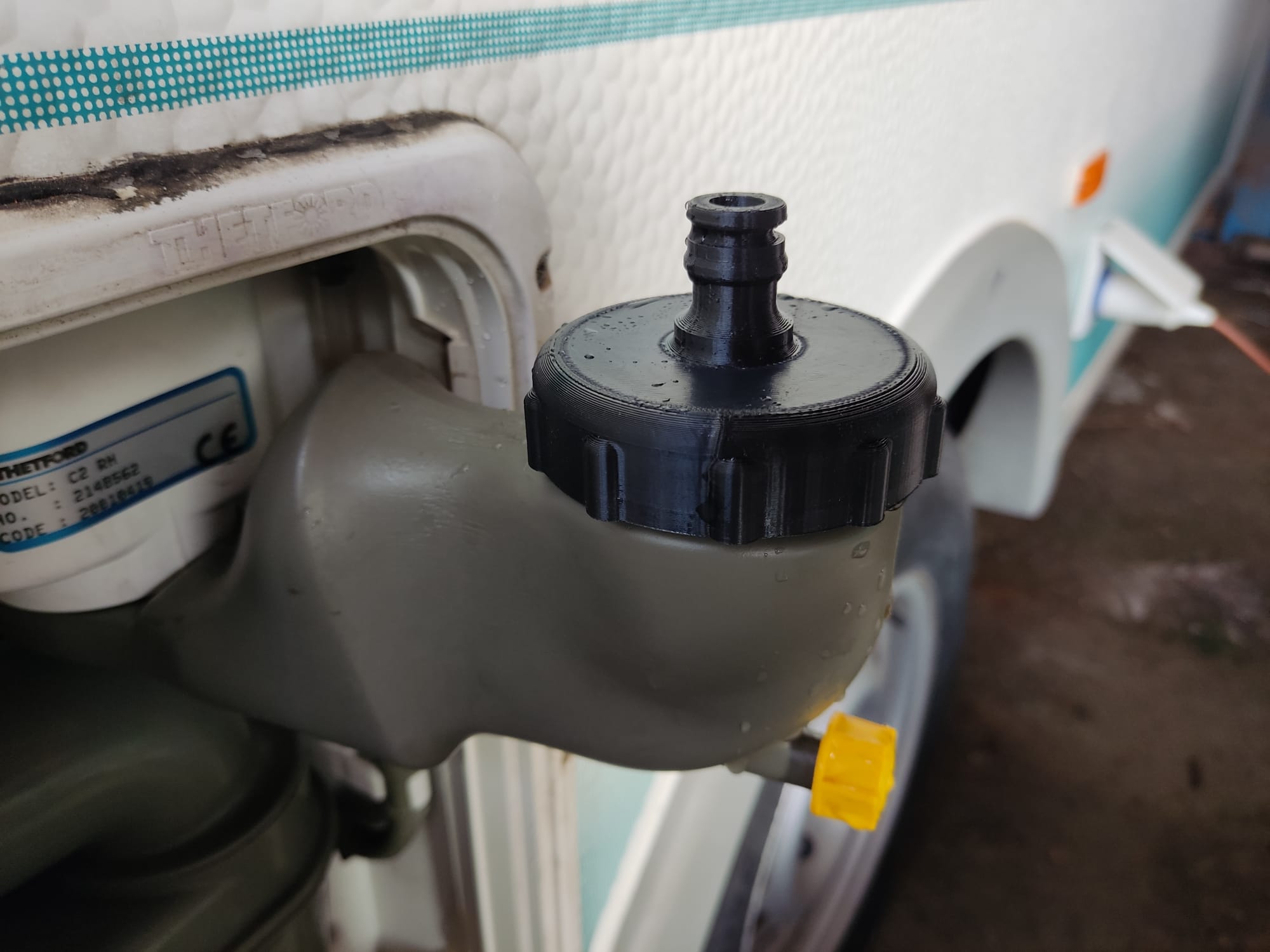 Water fill cap with garden hose quick-connect fitting for thetford C2