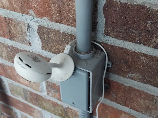 Geeni camera clamp