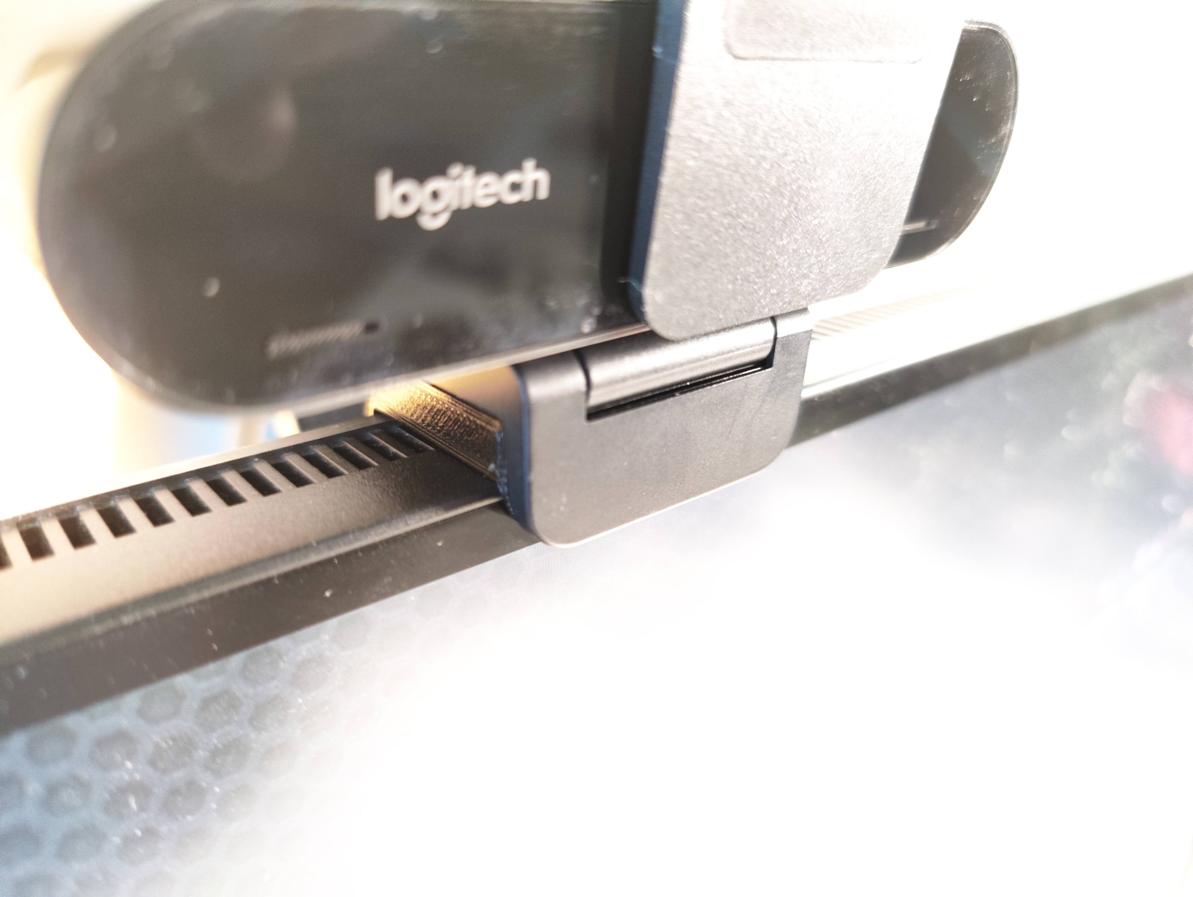 Logitech BRIO Spacer for Dell U3219Q Monitor