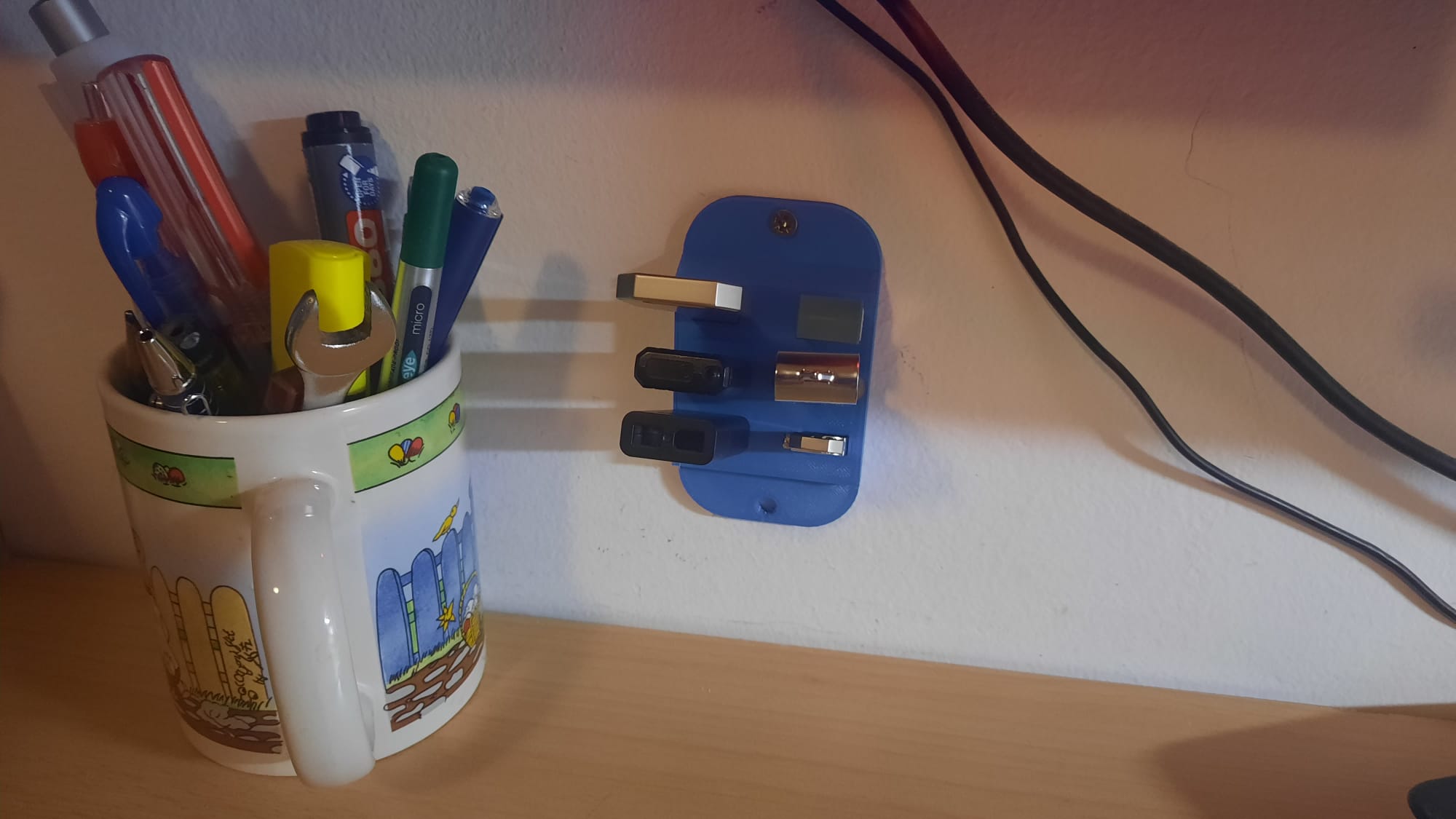 Wall mounted usb holder