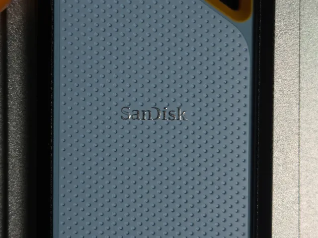 SanDisk Extreme Portable SSD Holder - Tether Tools - AeroTrac Workstation
