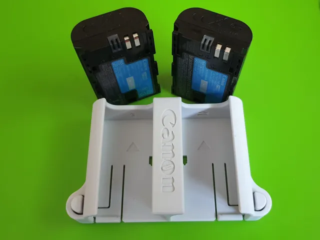 Varios portabaterías LP-E6 con pulsadores de liberación. Several LP-E6 battery packs with release buttons