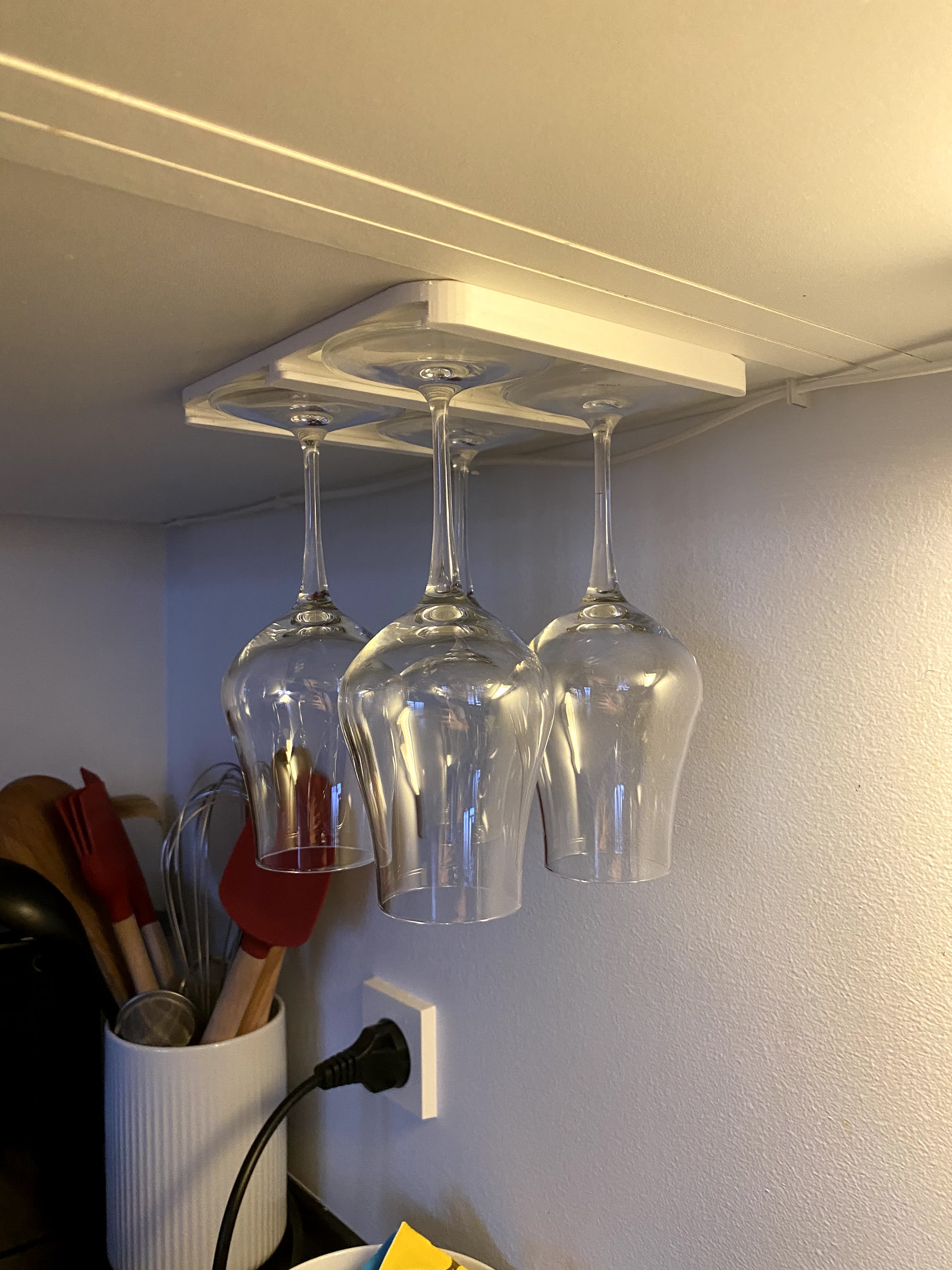 Glassholder for cabinets