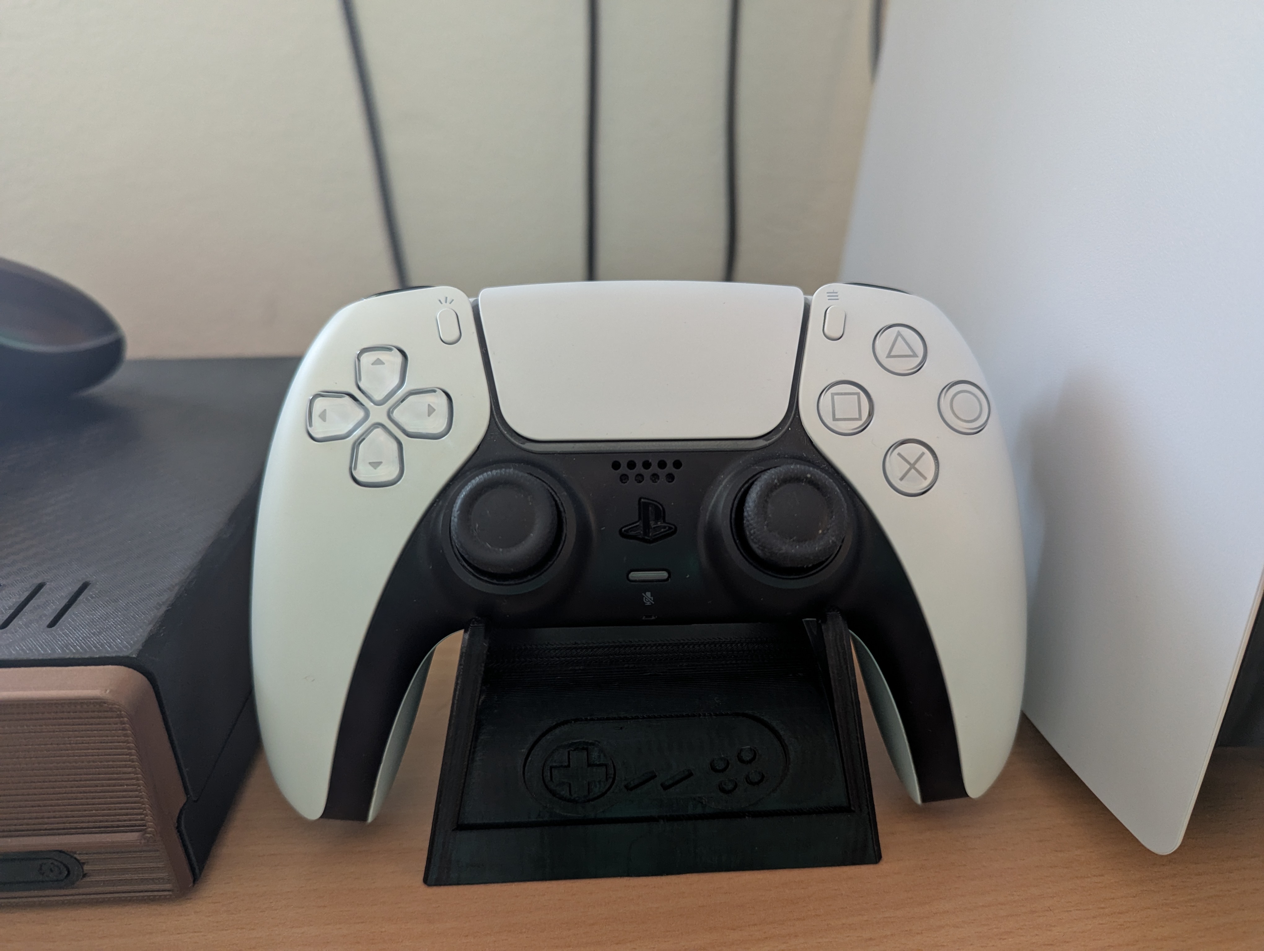 Miniatura 4 do modelo 3D Universal Controller Stand with Modular Magnetic Design