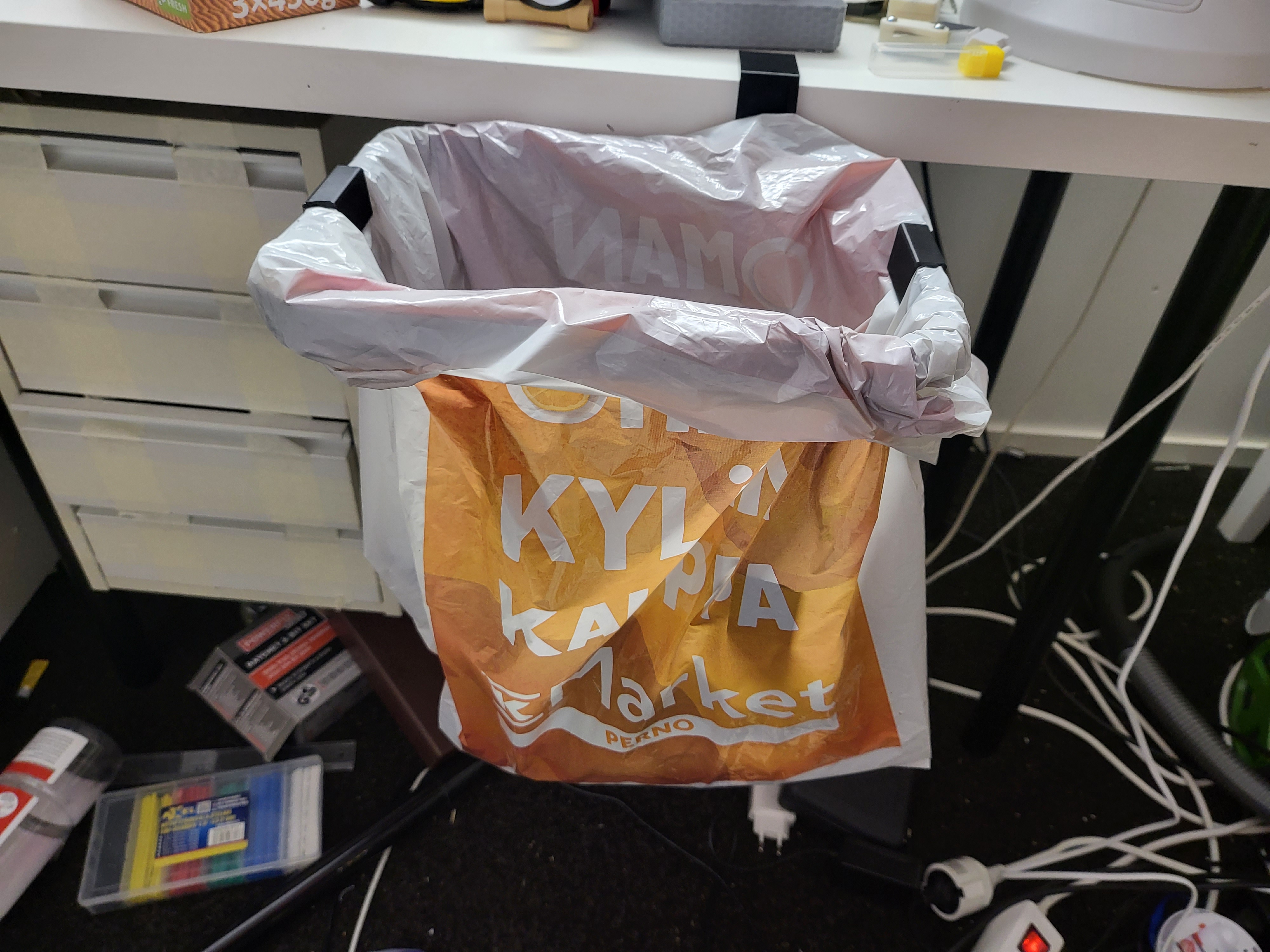 Adjustable trash bag holder