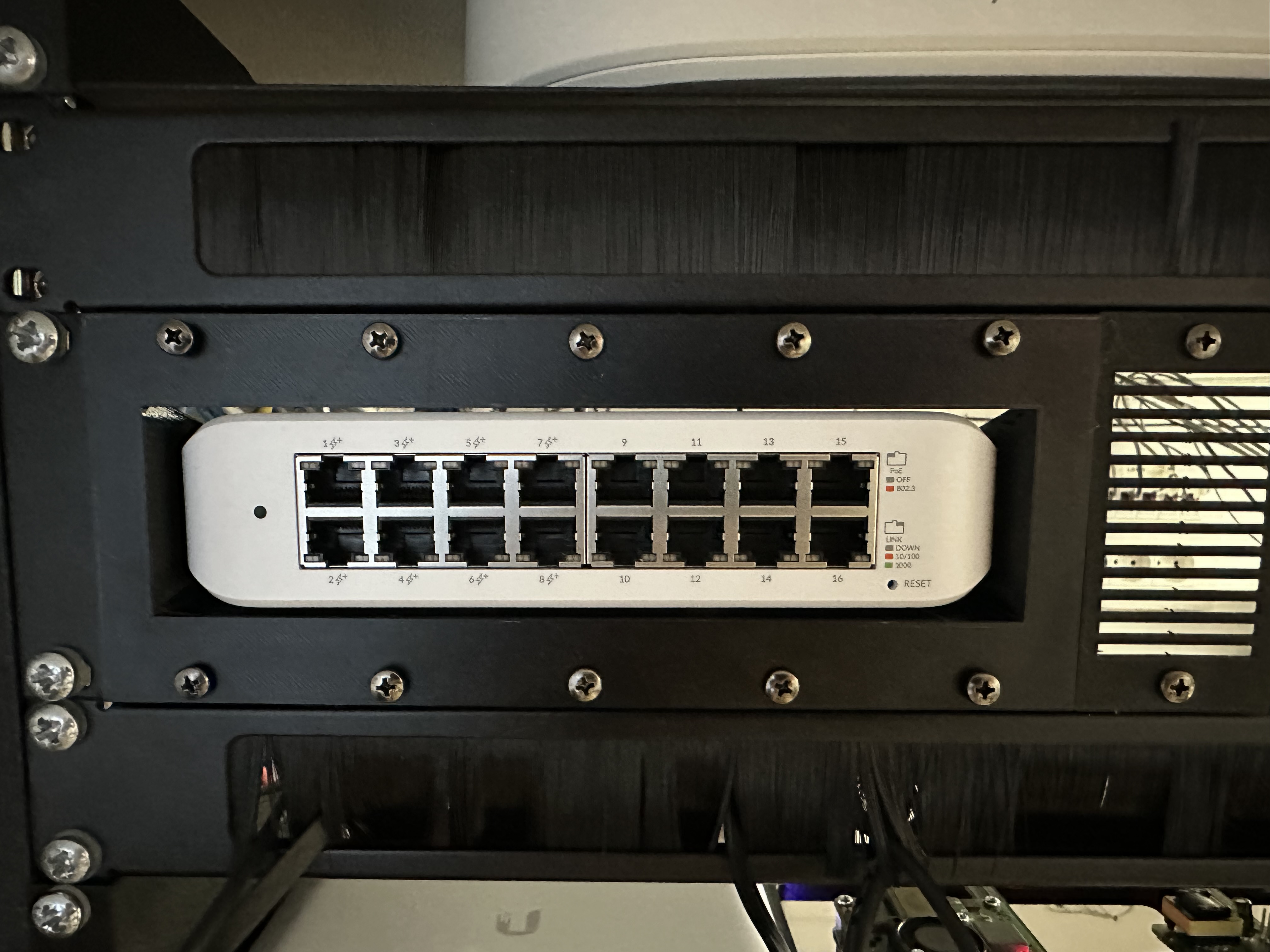 Unifi US16POE Rack Older