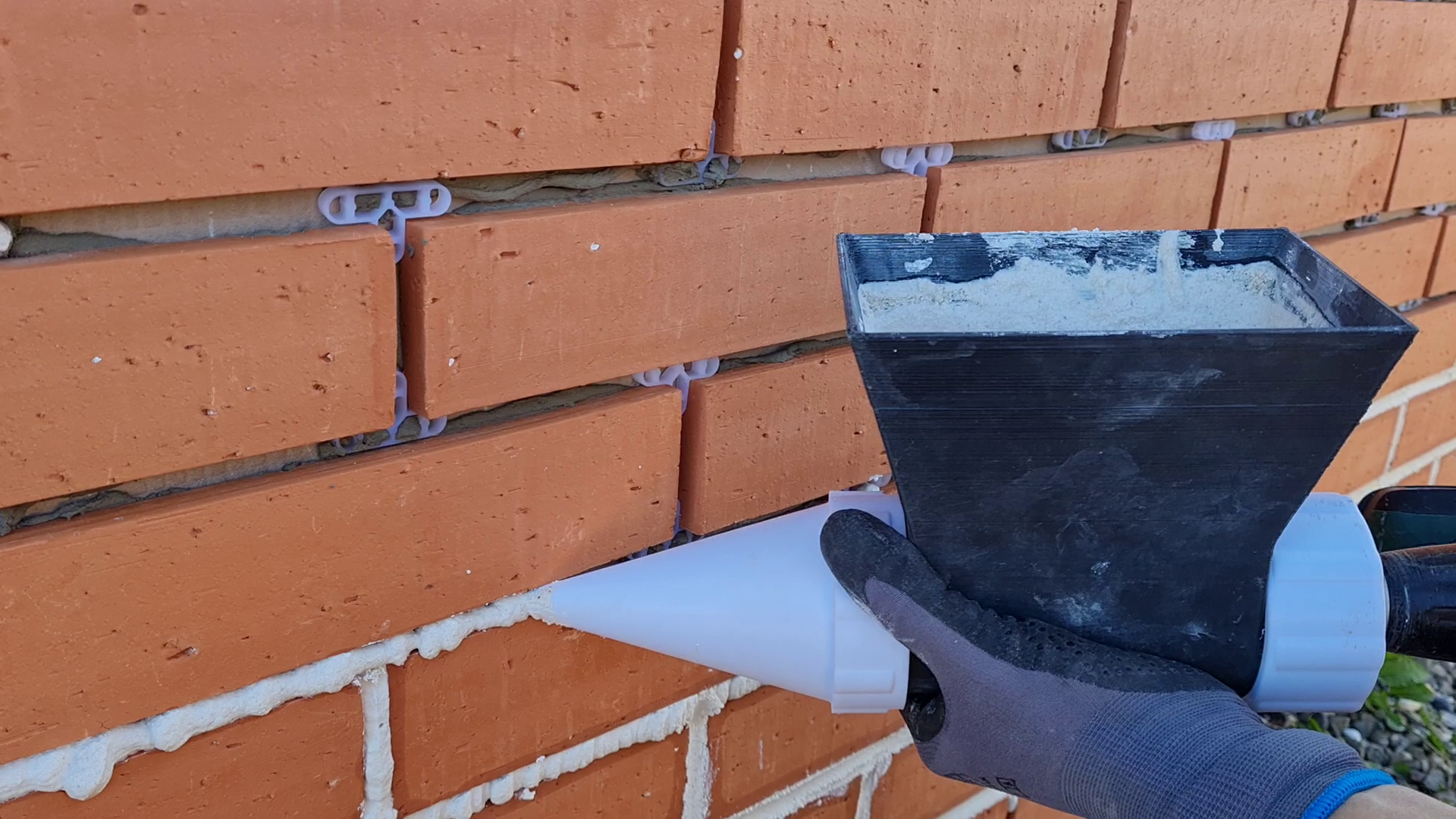 Motorized tool for grouting external red brick walls