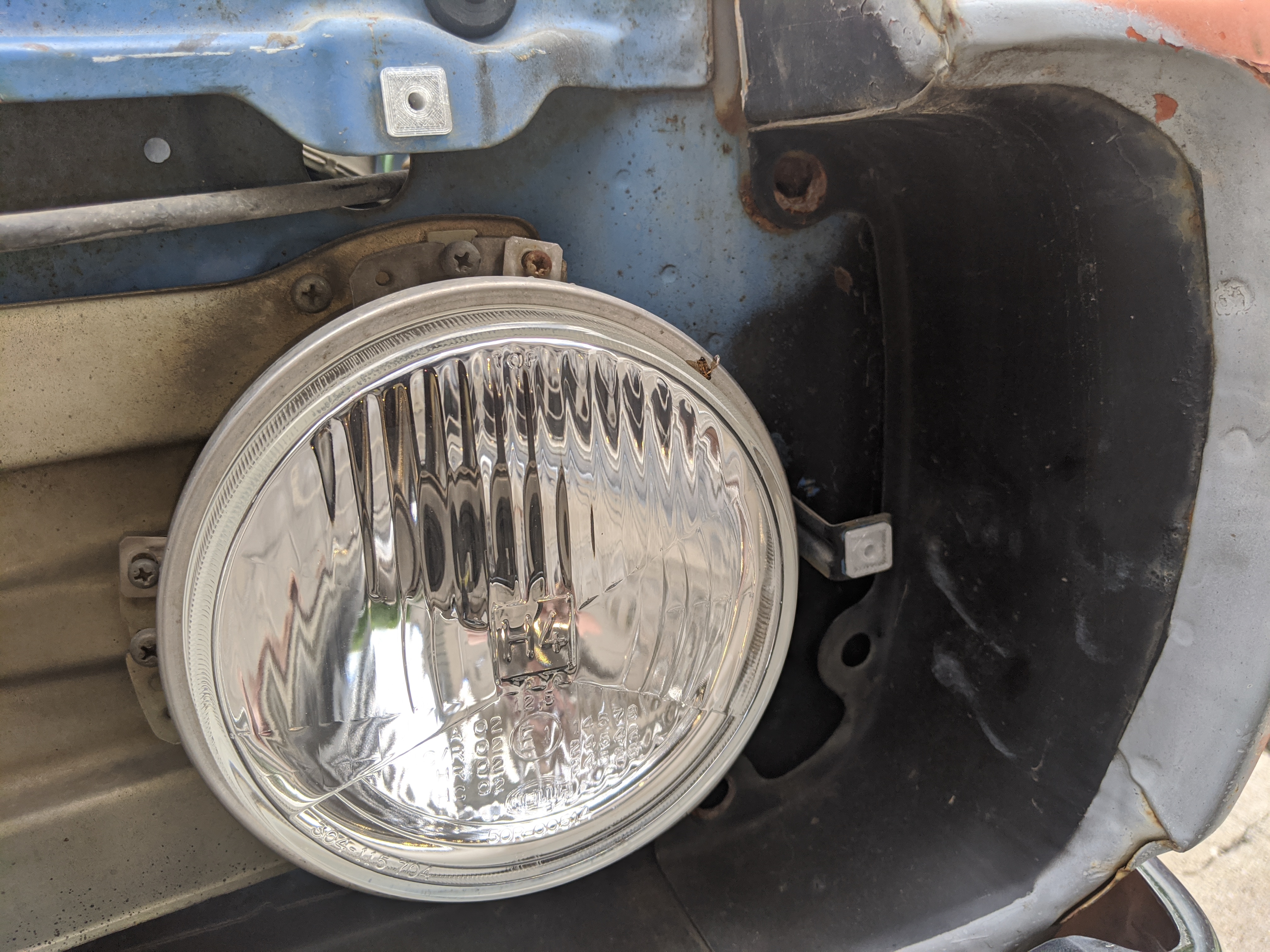 Datsun 620 Grille Anchors / Clips