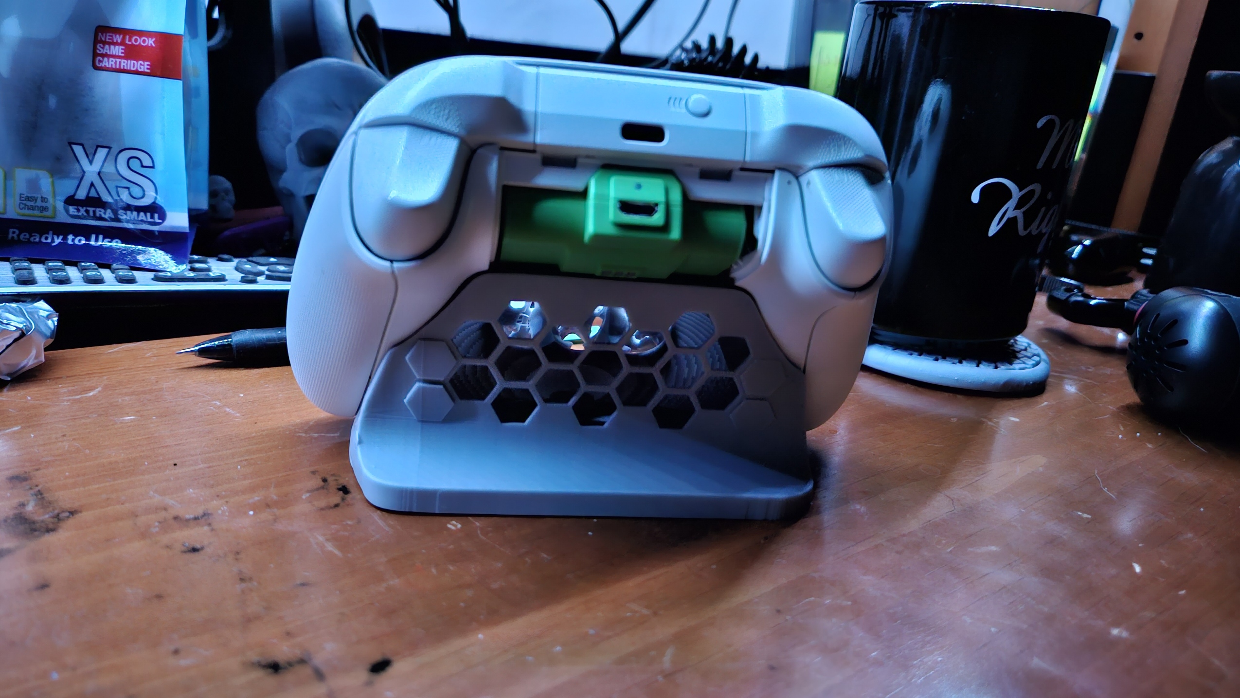 Miniatura 2 do modelo 3D 3 skulls xbox controller stand.