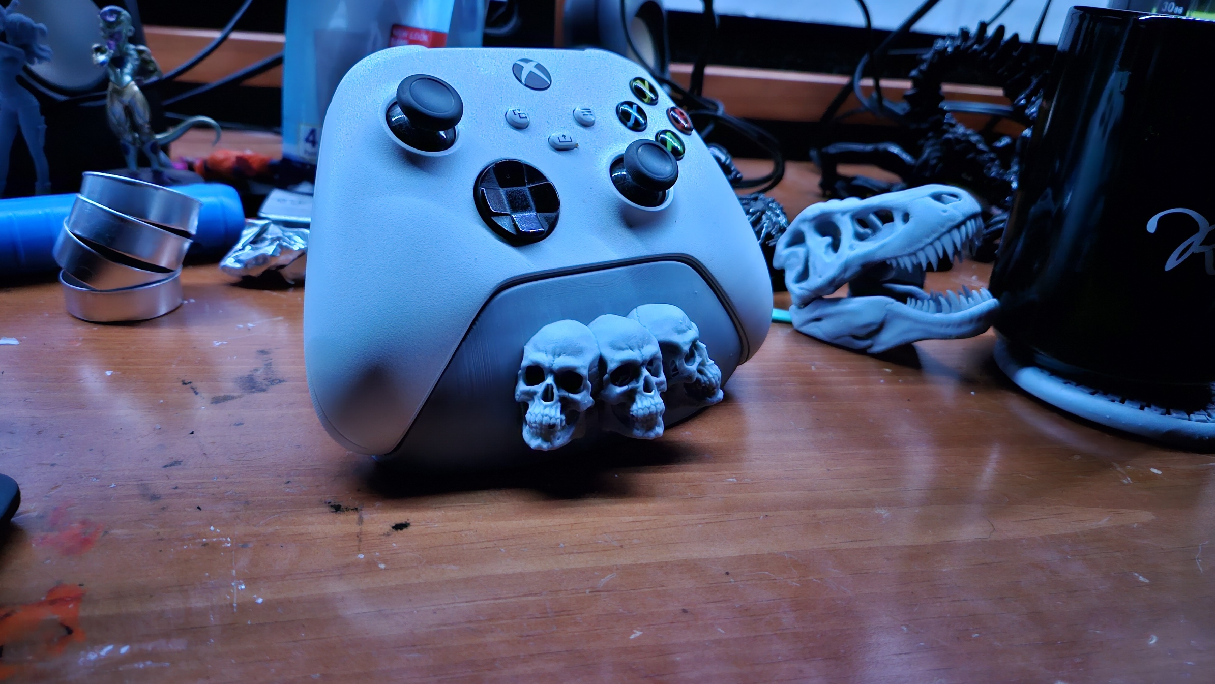 3 skulls xbox controller stand.