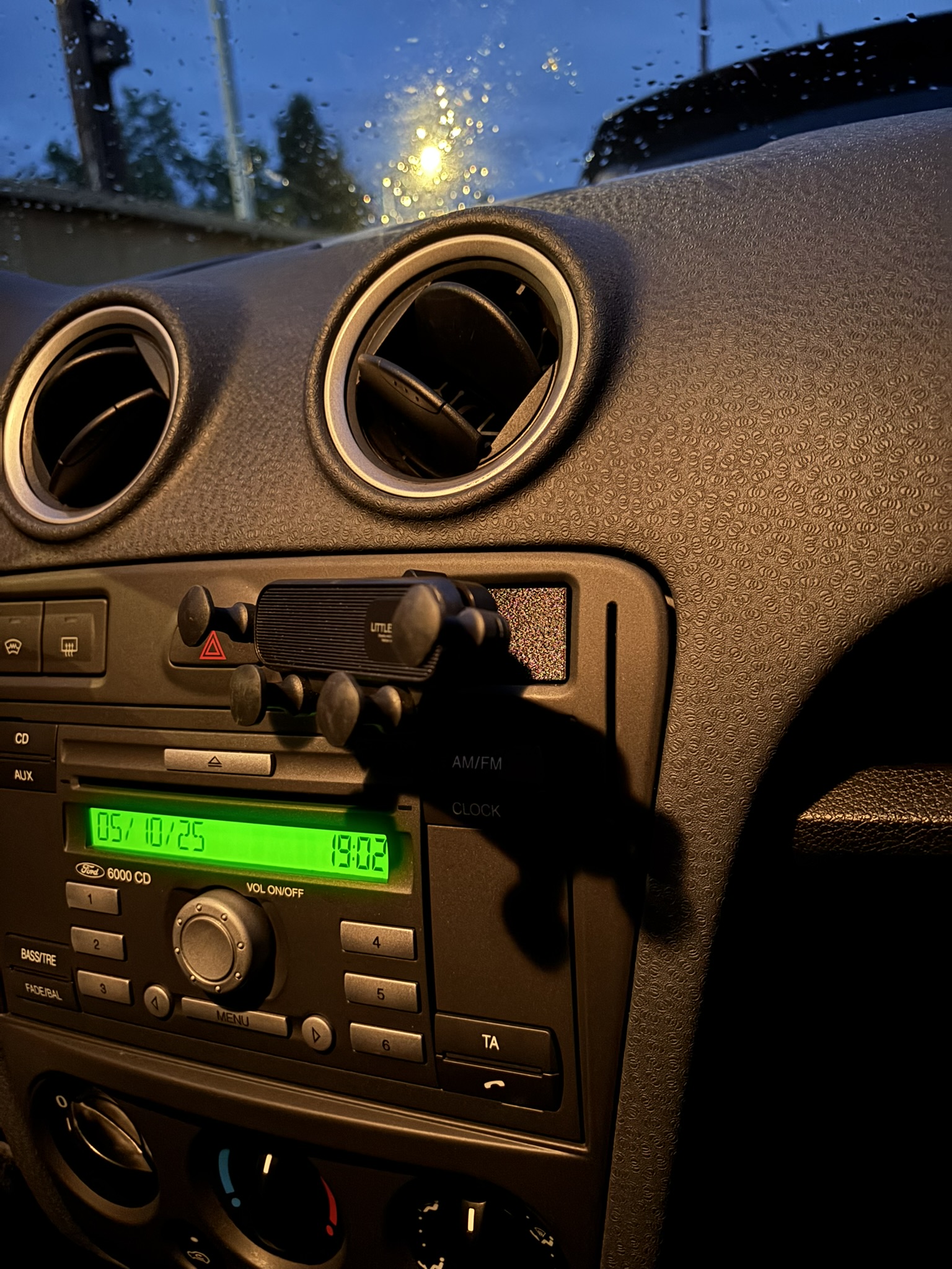 Ford Fiesta (Mark 5) Coin holder replacement/phone mount
