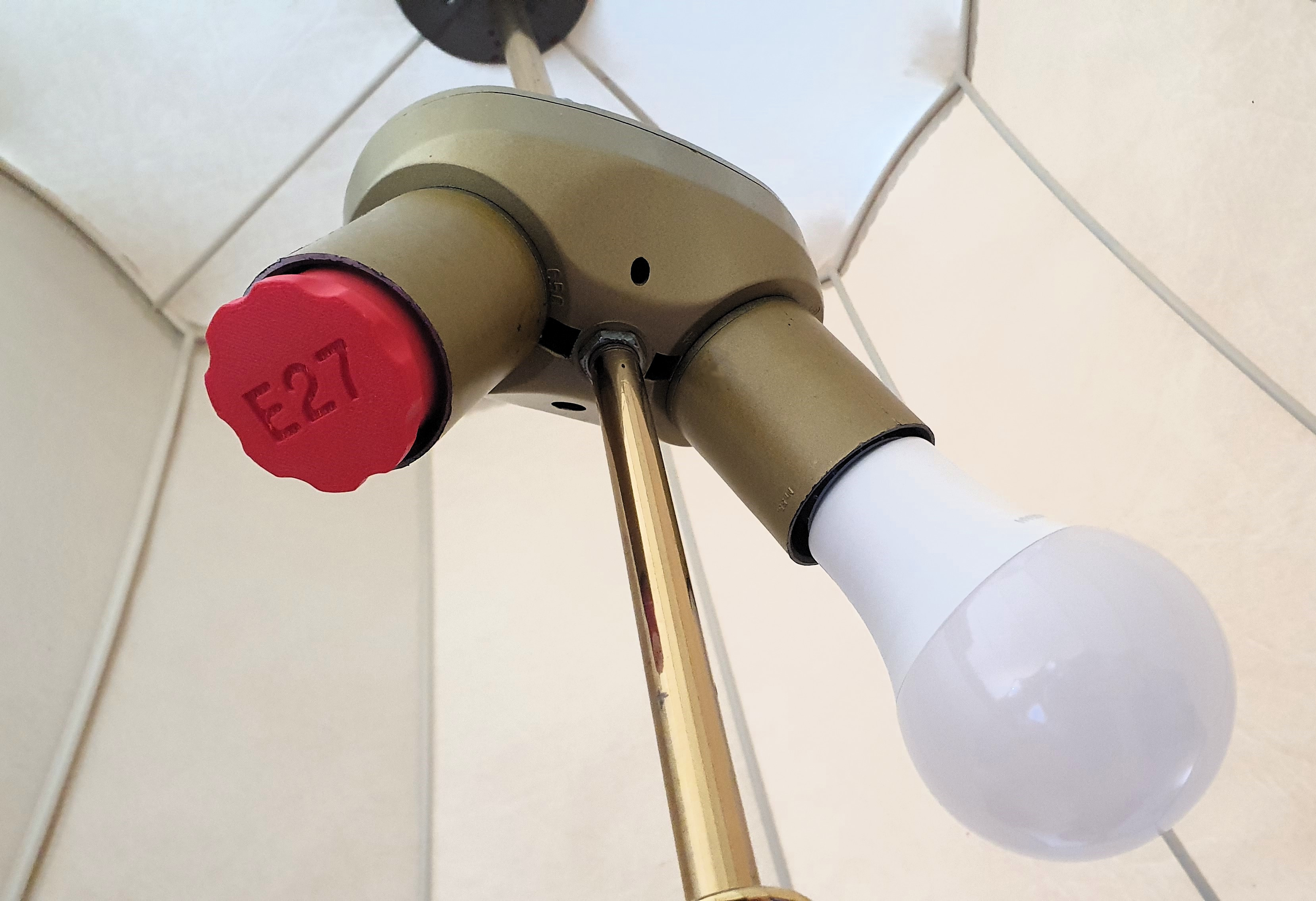 Lamp socket caps: E14 and E27