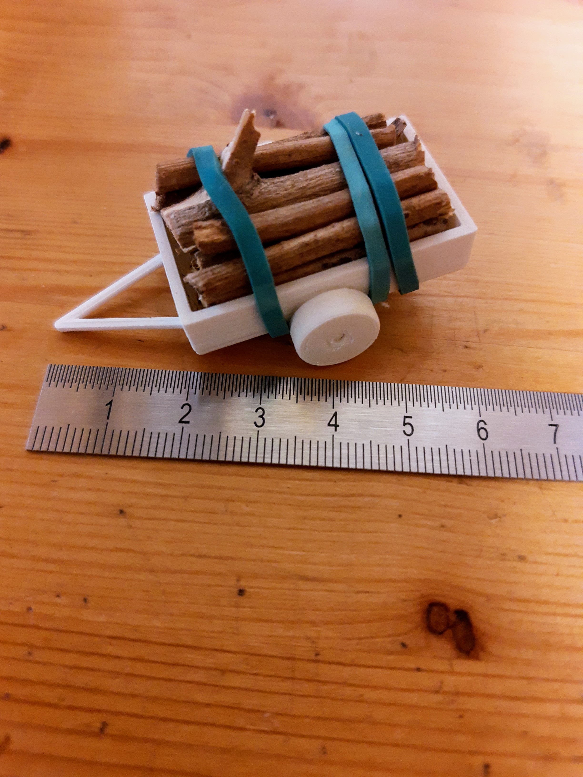 small trailer model / Kleines Modell eines Anhängers