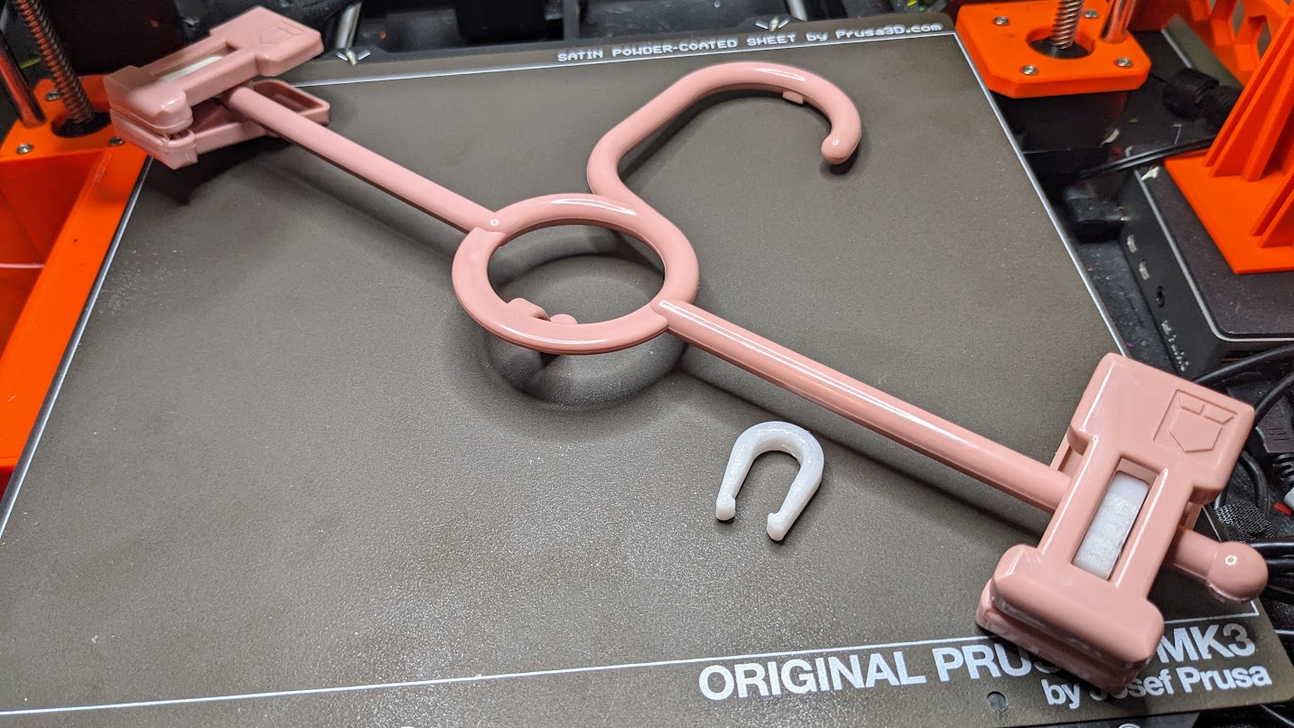 Replacement horseshoe clip for clothes hanger