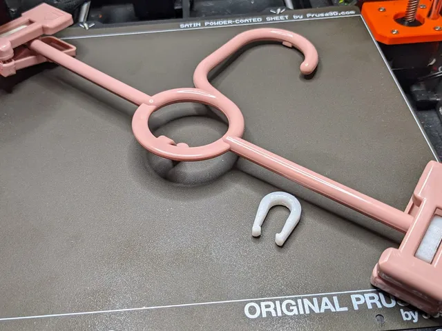 Replacement horseshoe clip for clothes hanger