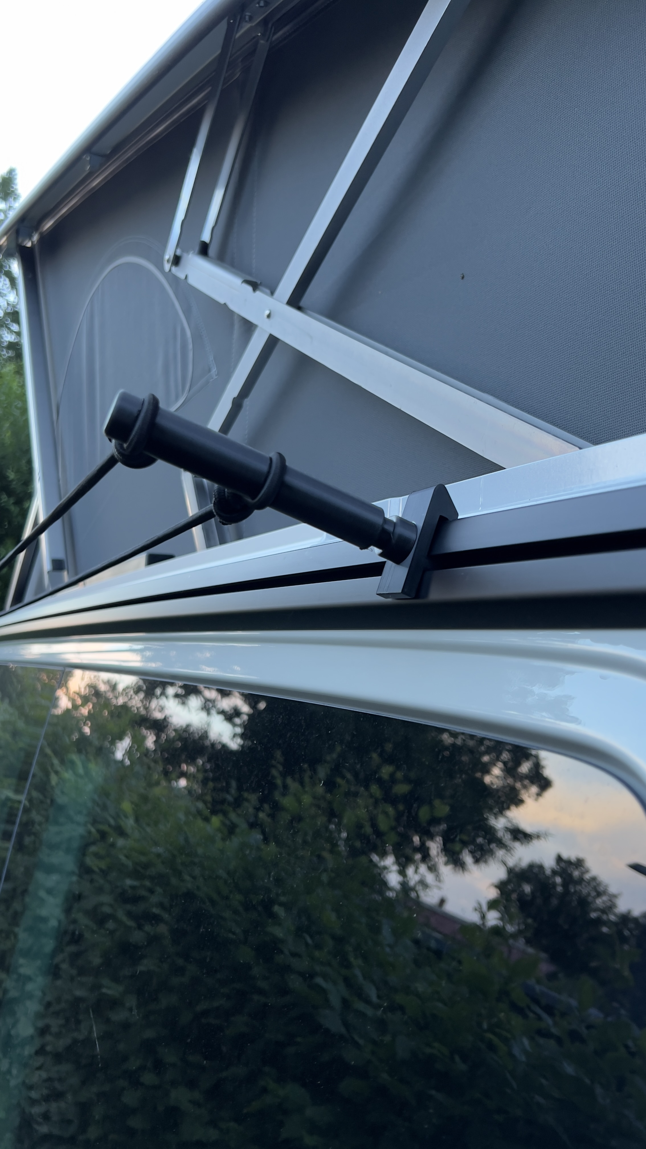 VW T6.1 Clothes line