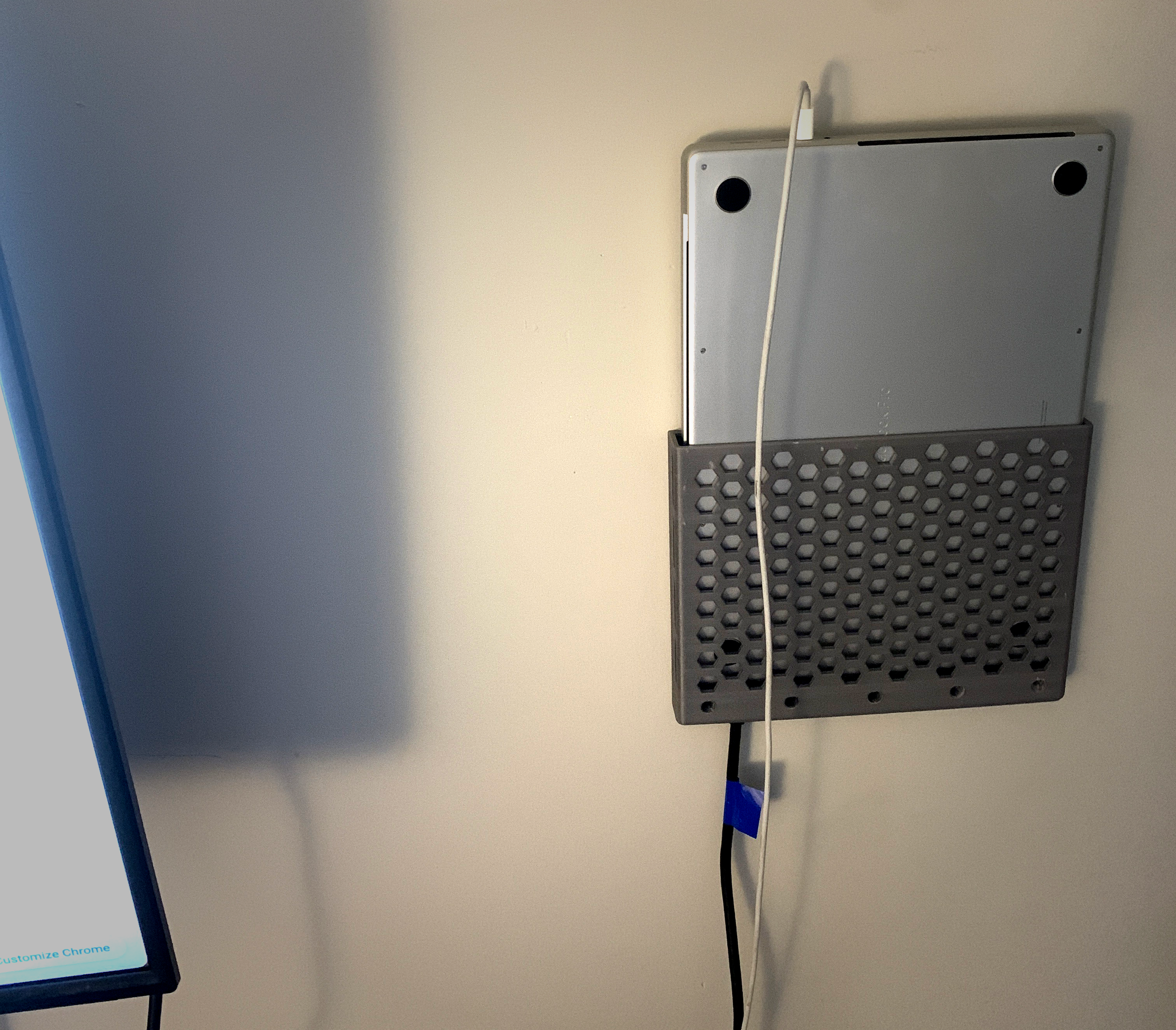 MacBook Pro 16" wall mount